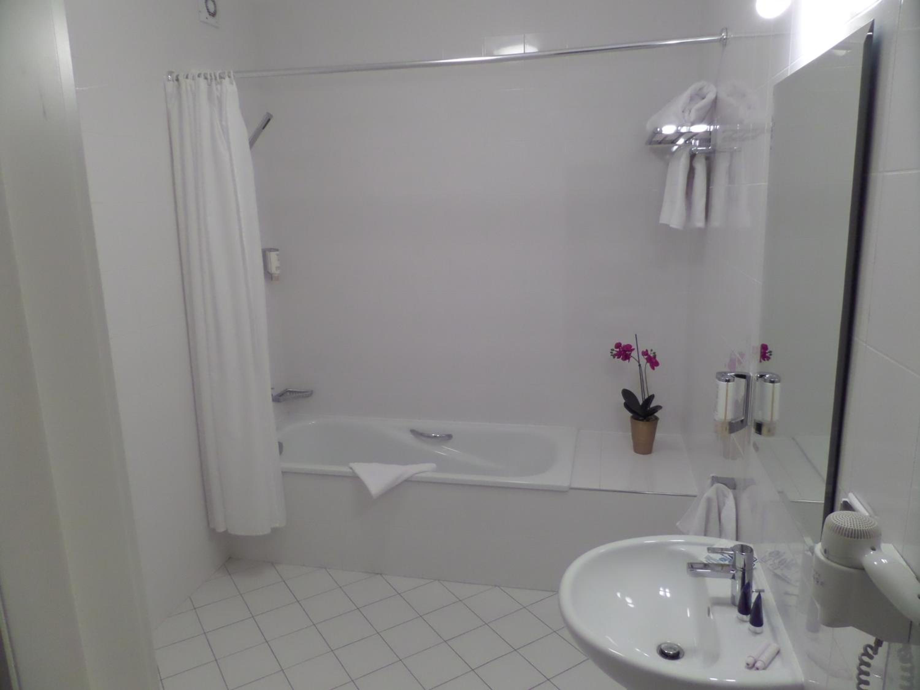 Double or Twin Room - Photo 2