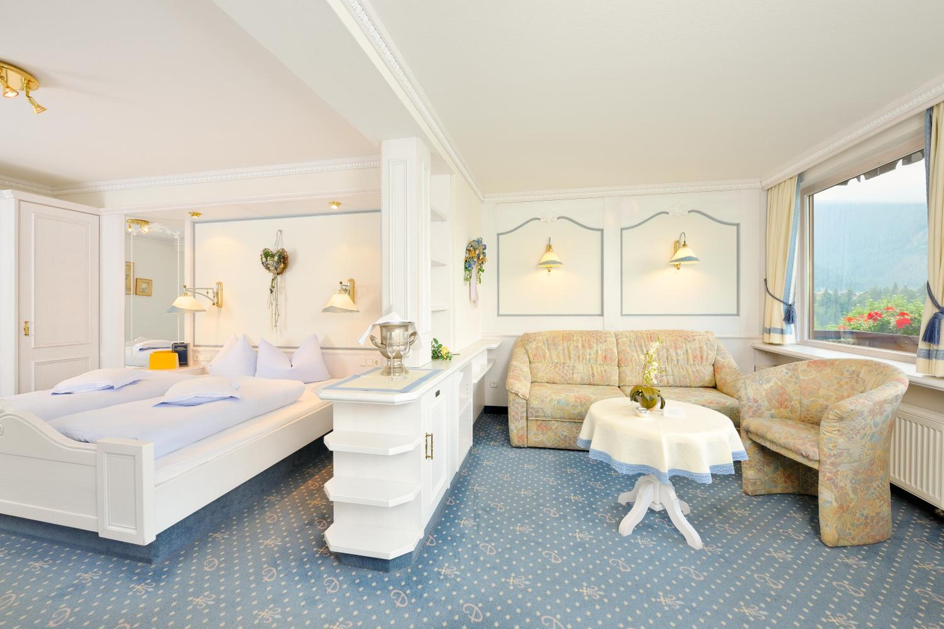 Deluxe Double Room with Balcony - Photo 5