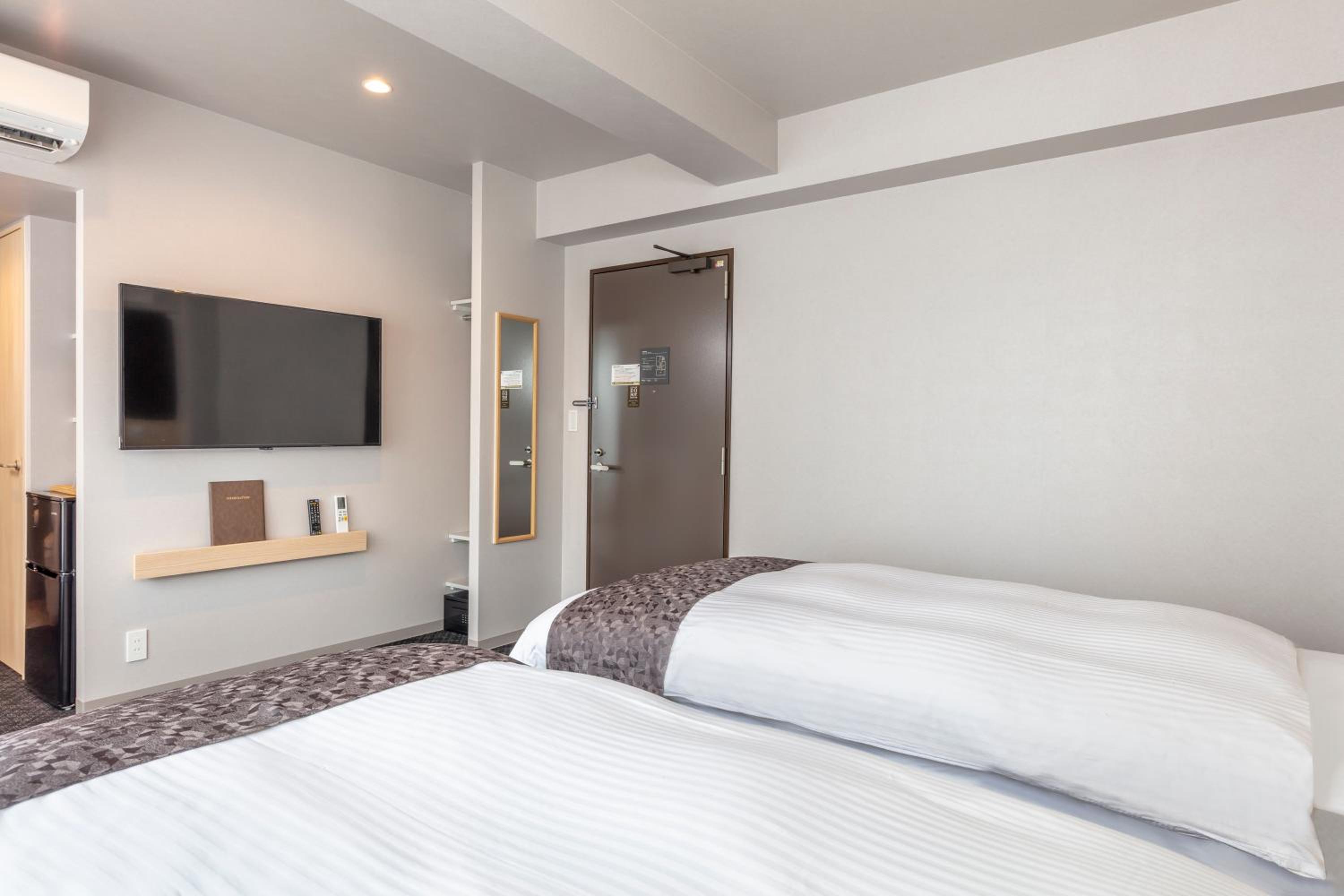 Large Twin Room - Photo 16