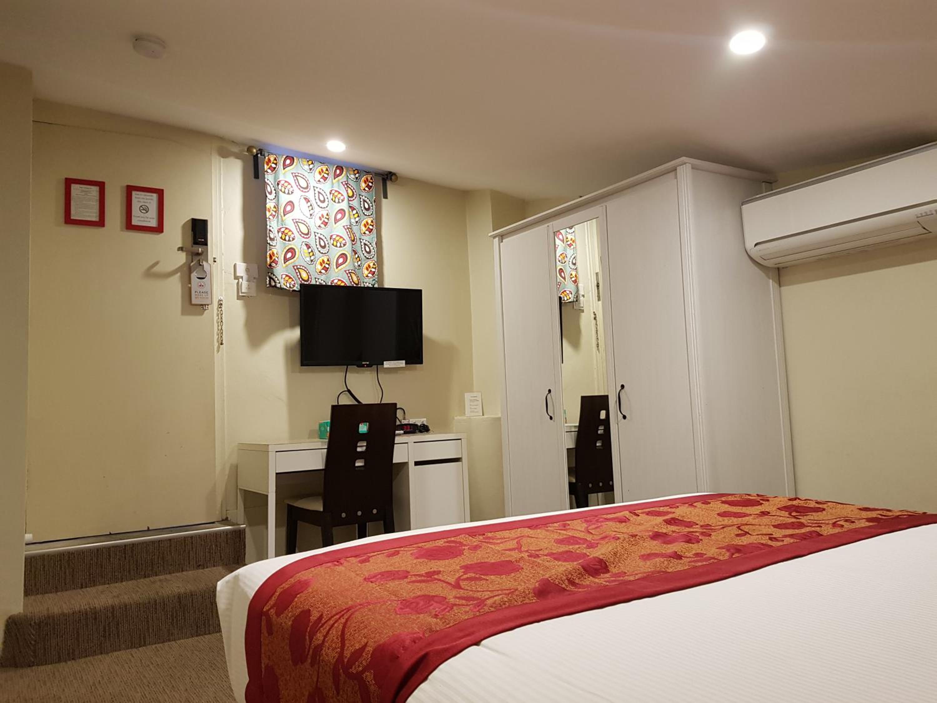 Small Budget Queen Room photo 3