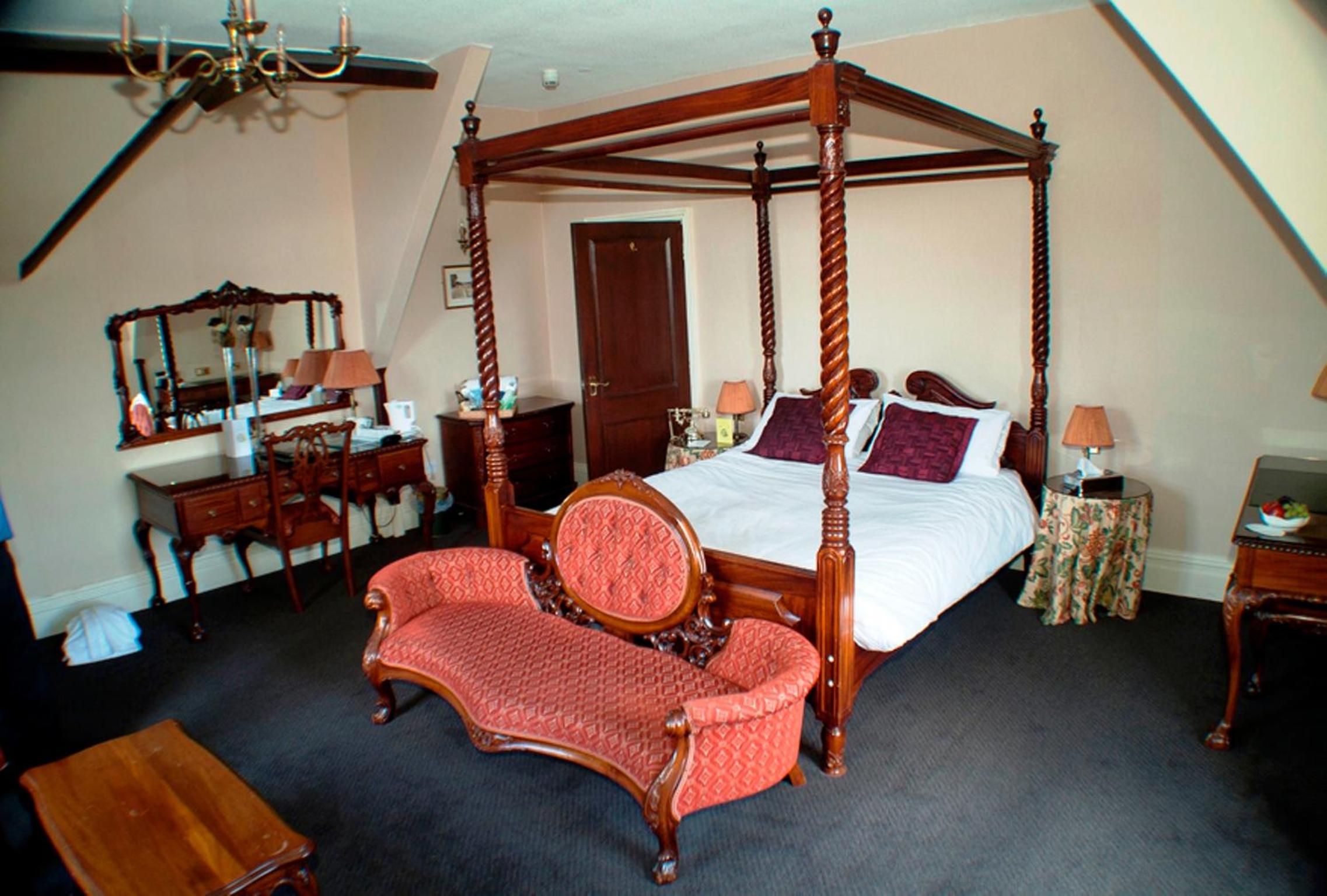Double Room with Four Poster Bed - Photo 5