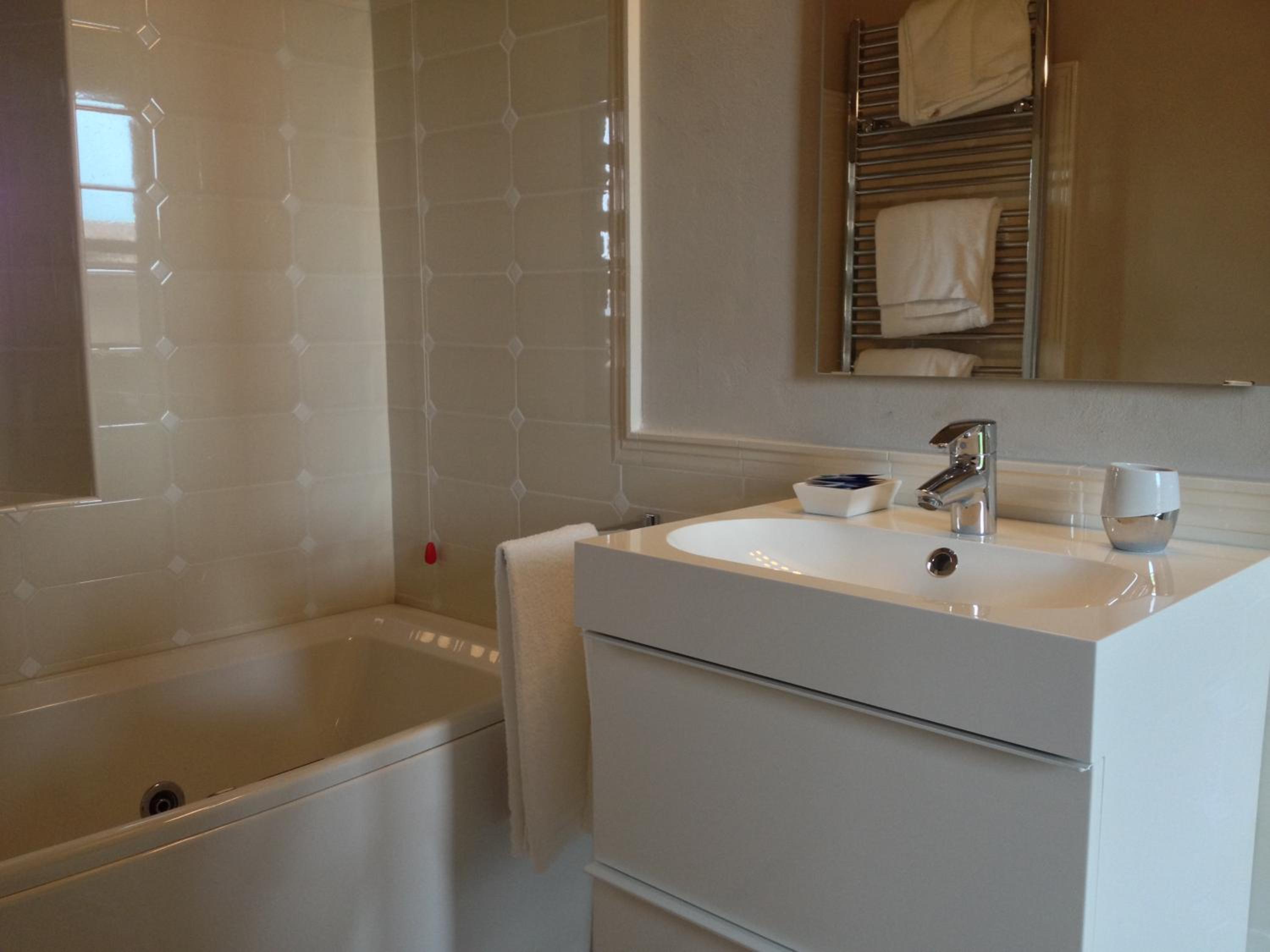 Two Connecting Double Rooms with Spa Bath - Photo 9
