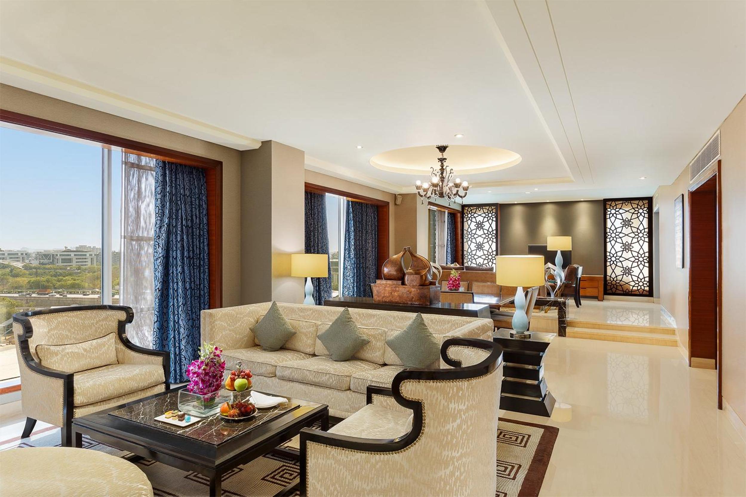 One-Bedroom Suite with Living Area on Mid Floor – Nonsmoking