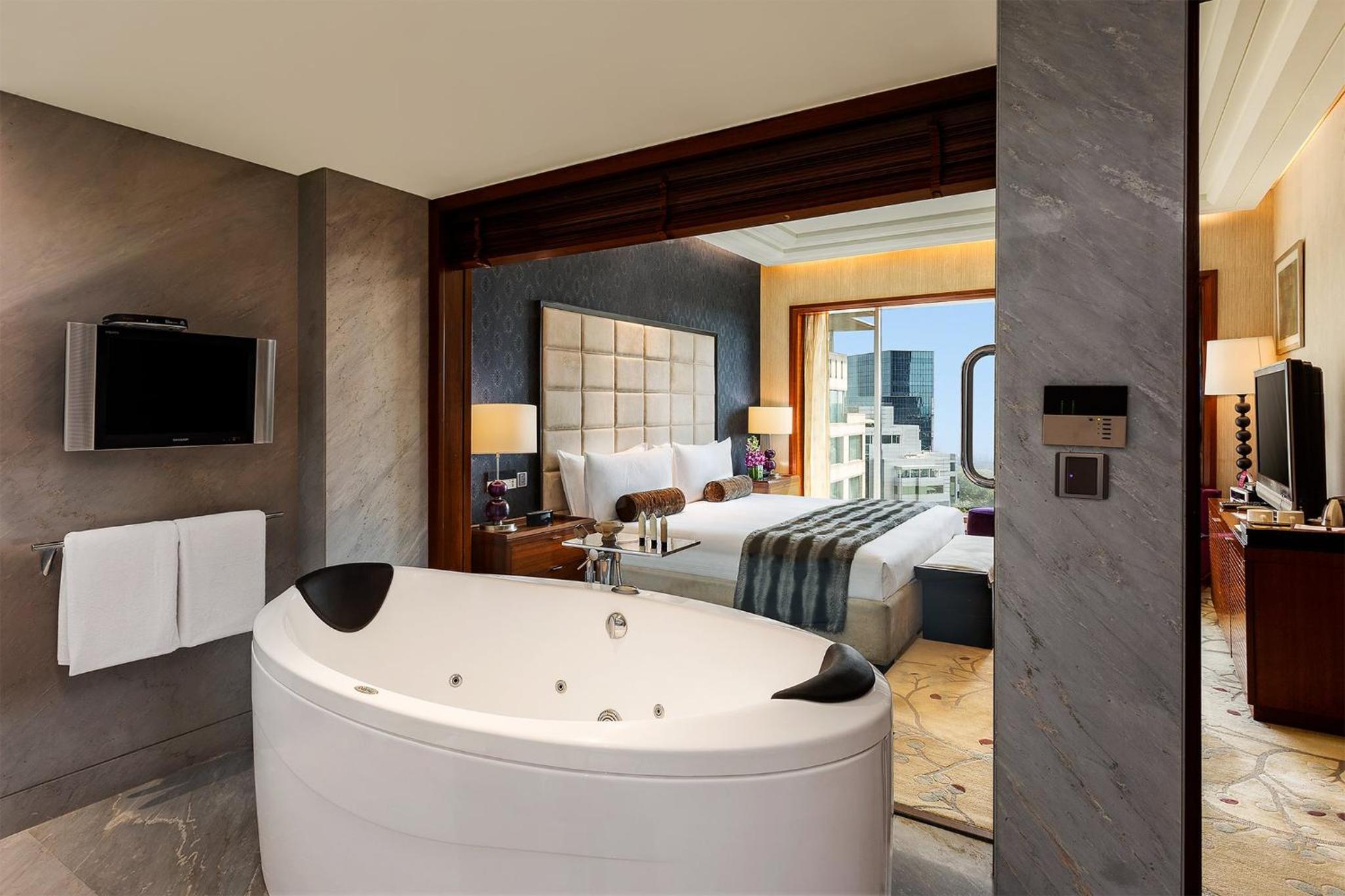 One-Bedroom Suite with Living Area on Mid Floor – Nonsmoking