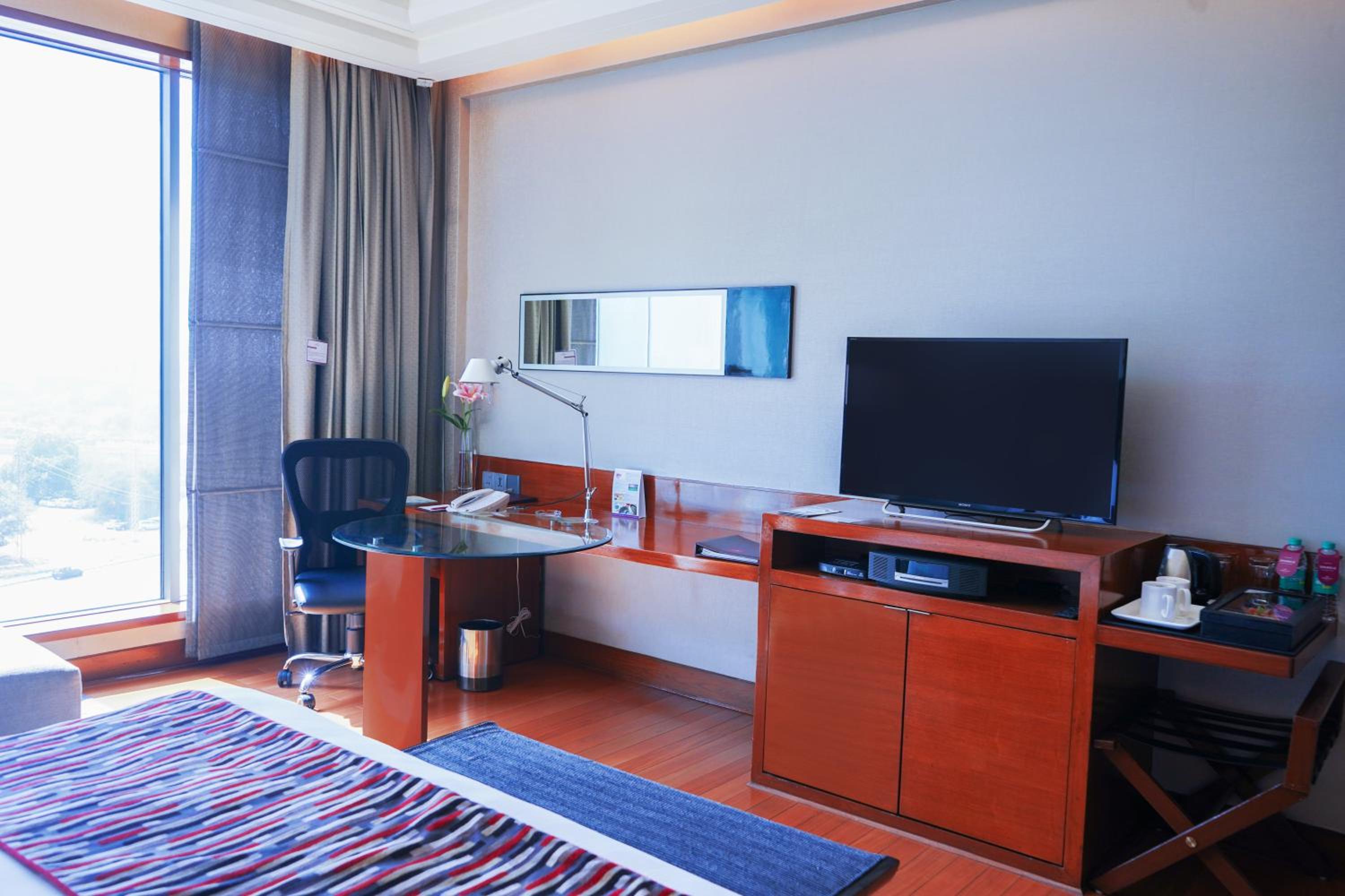 Standard King Room with City View – Lounge Access