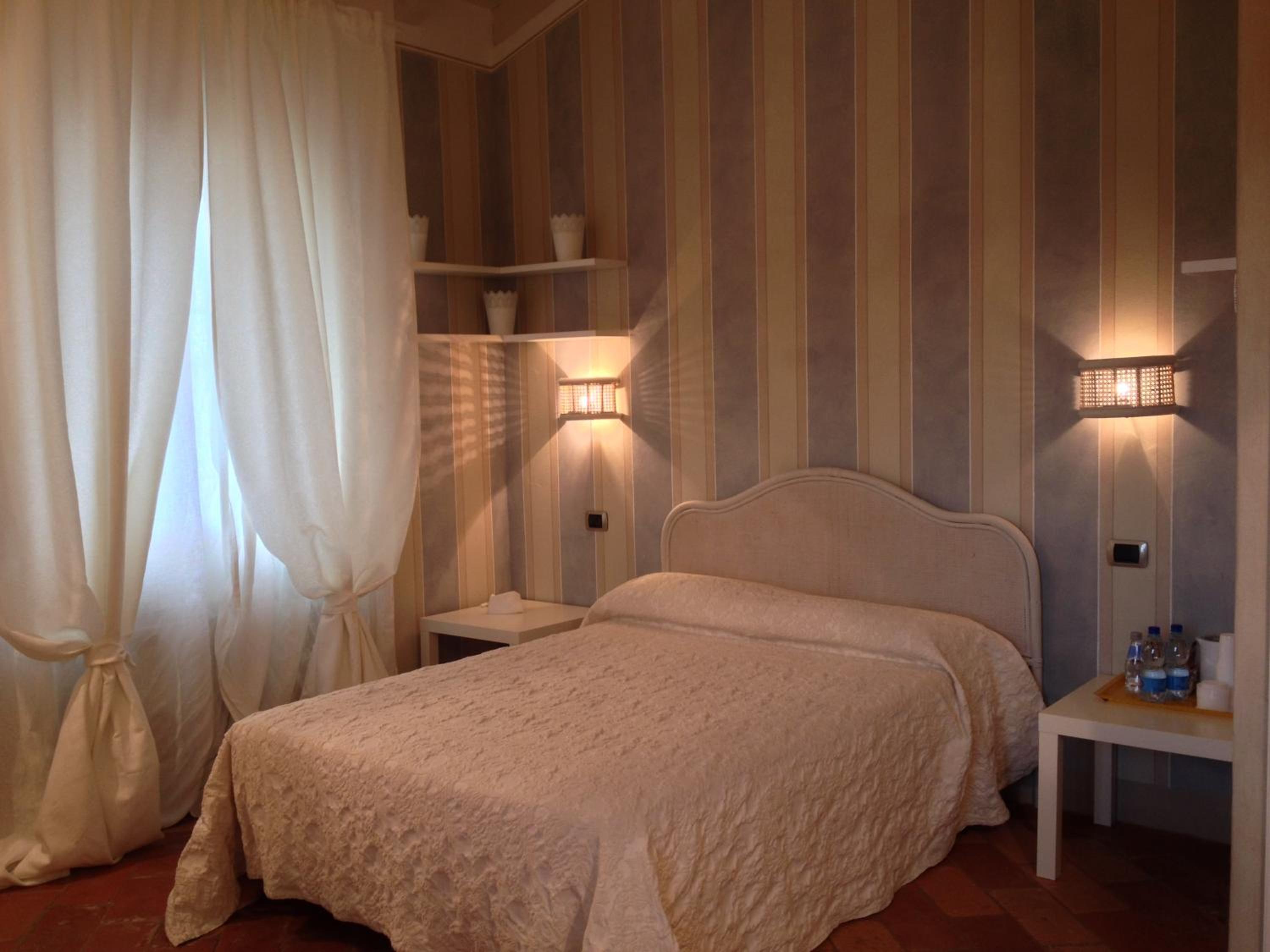 Two Connecting Double Rooms with Spa Bath - Photo 1