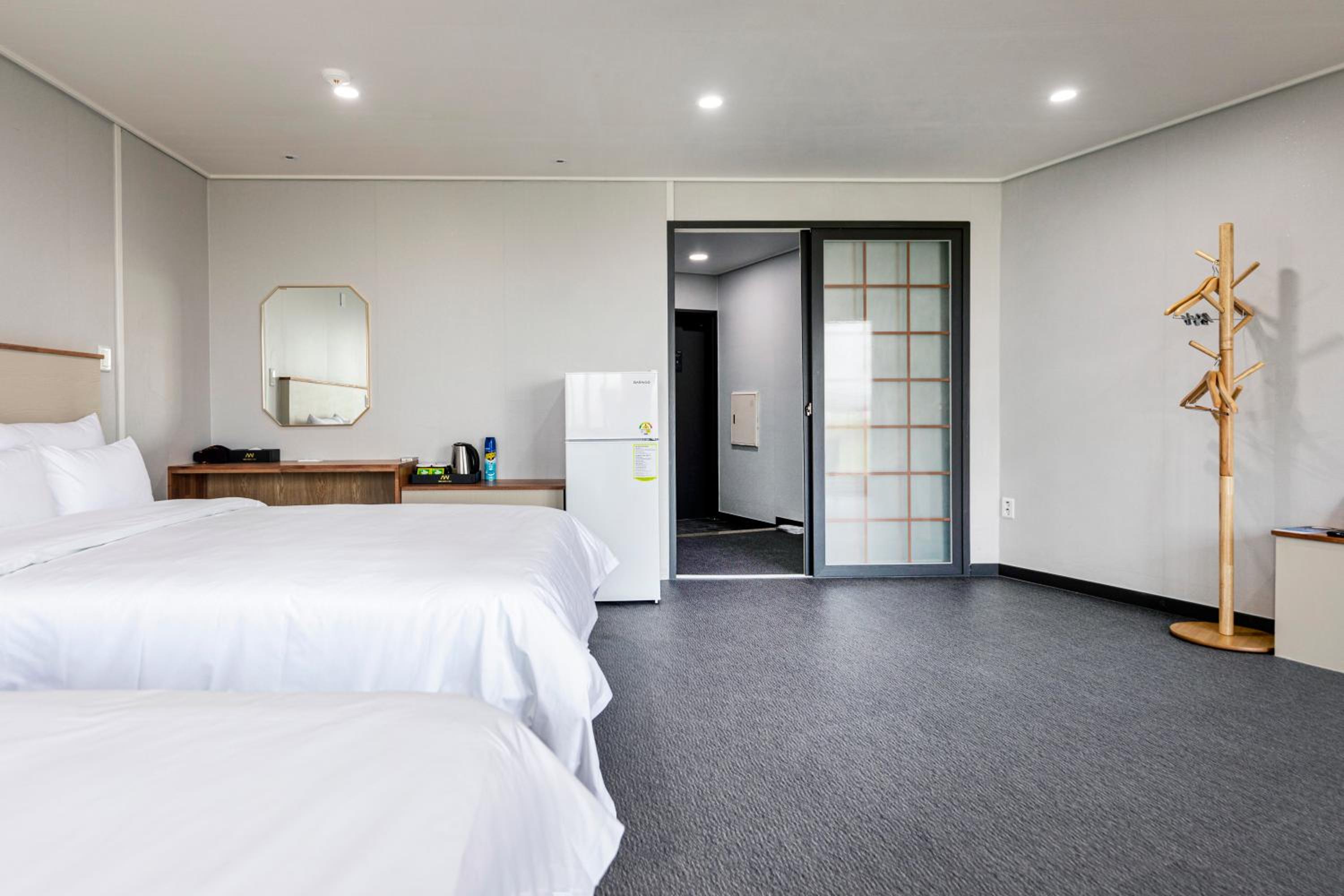 Aewol Building - Deluxe Mountain View Room photo 3