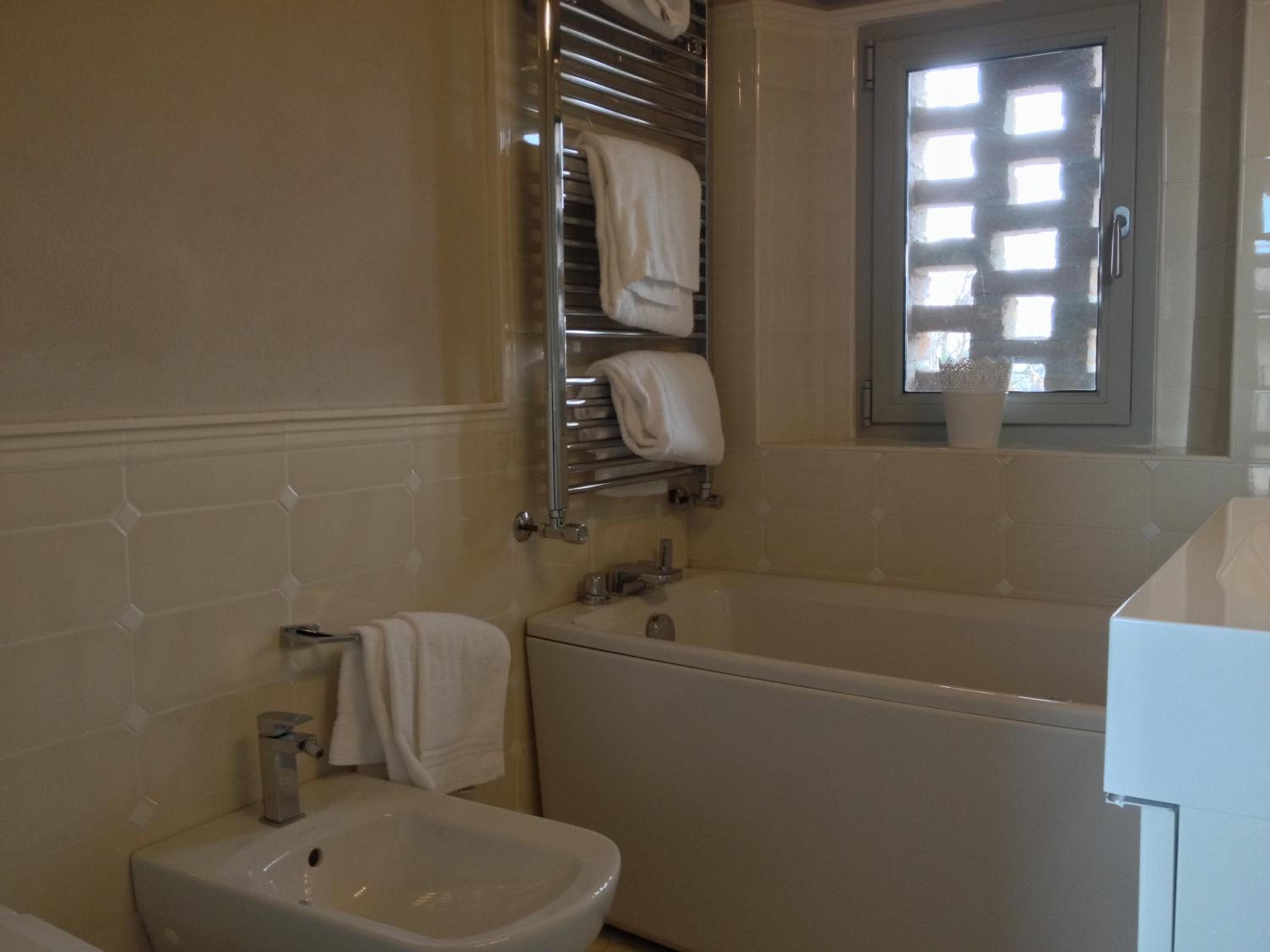 Two Connecting Double Rooms with Spa Bath - Photo 11
