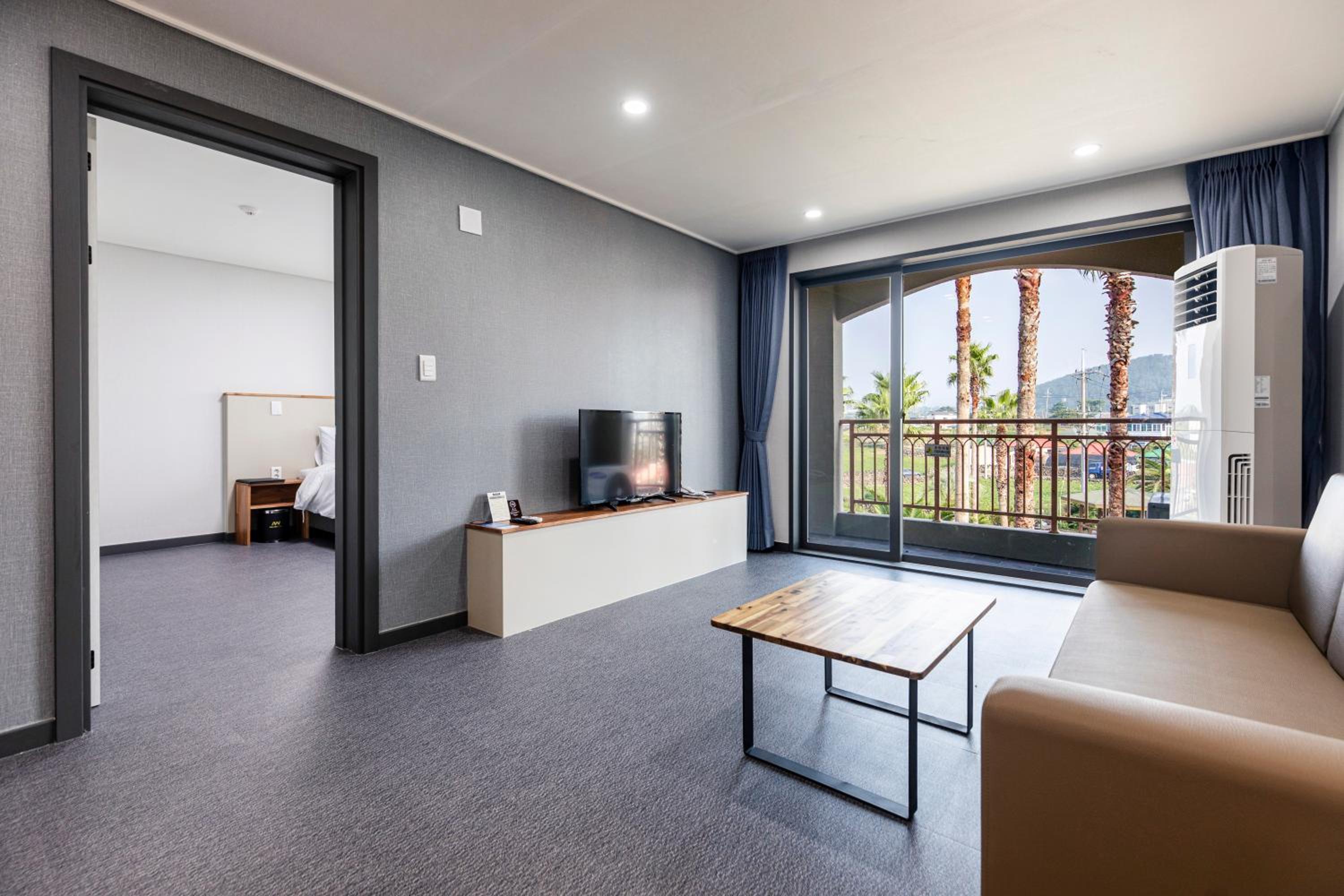 Aewol Building - Mountain View Family Room photo 1
