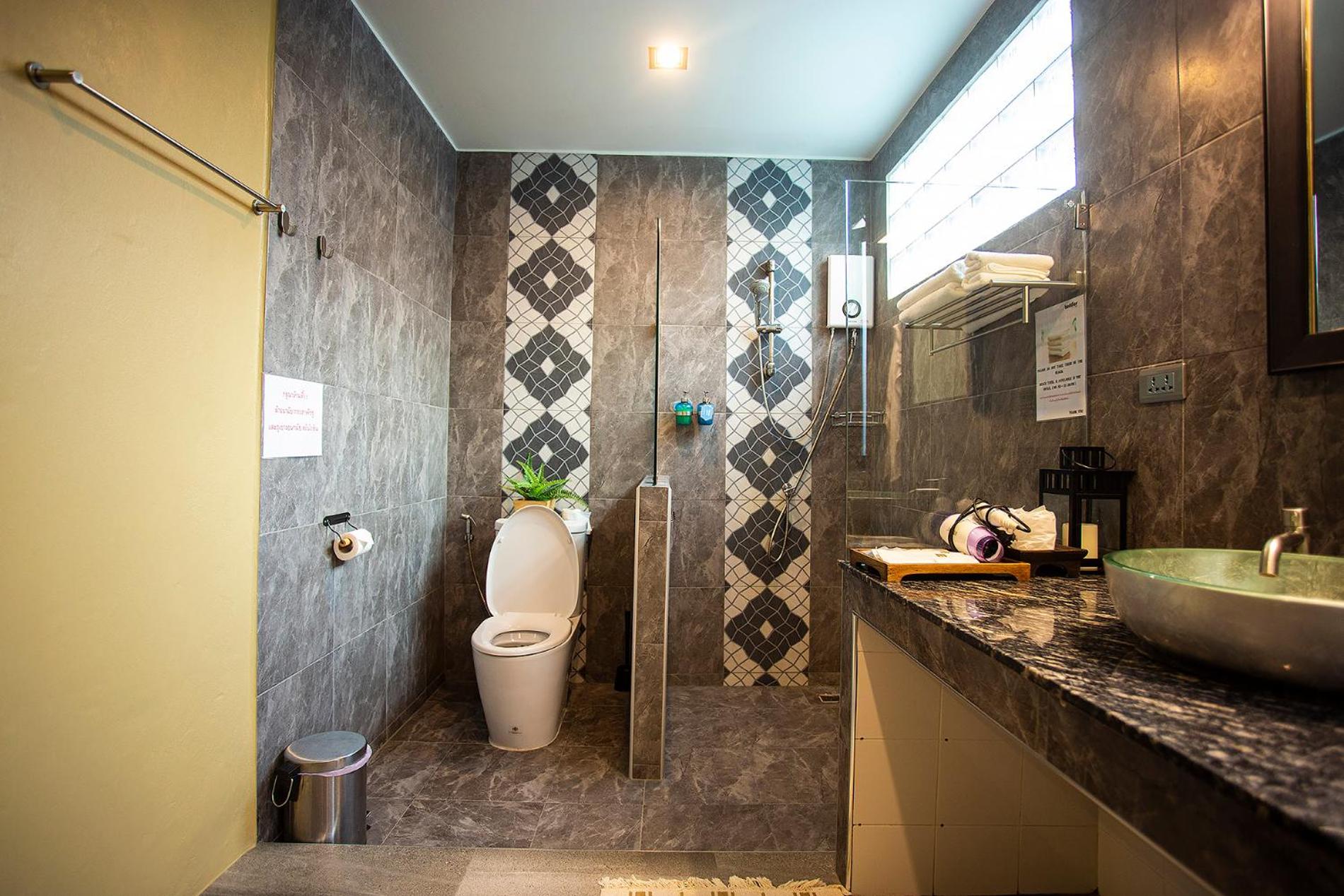 Deluxe King Room - Photo 11