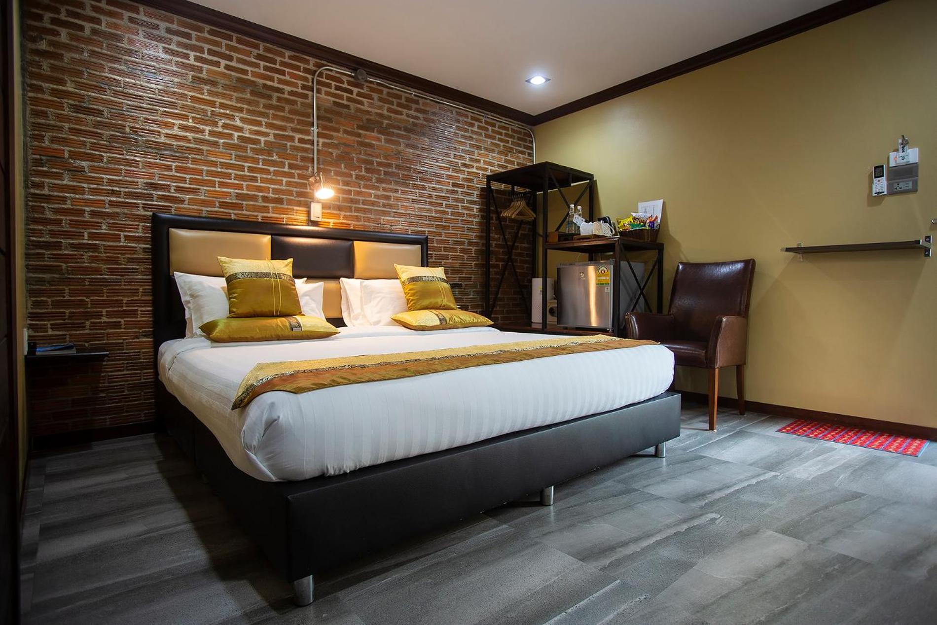 Deluxe King Room - Photo 6