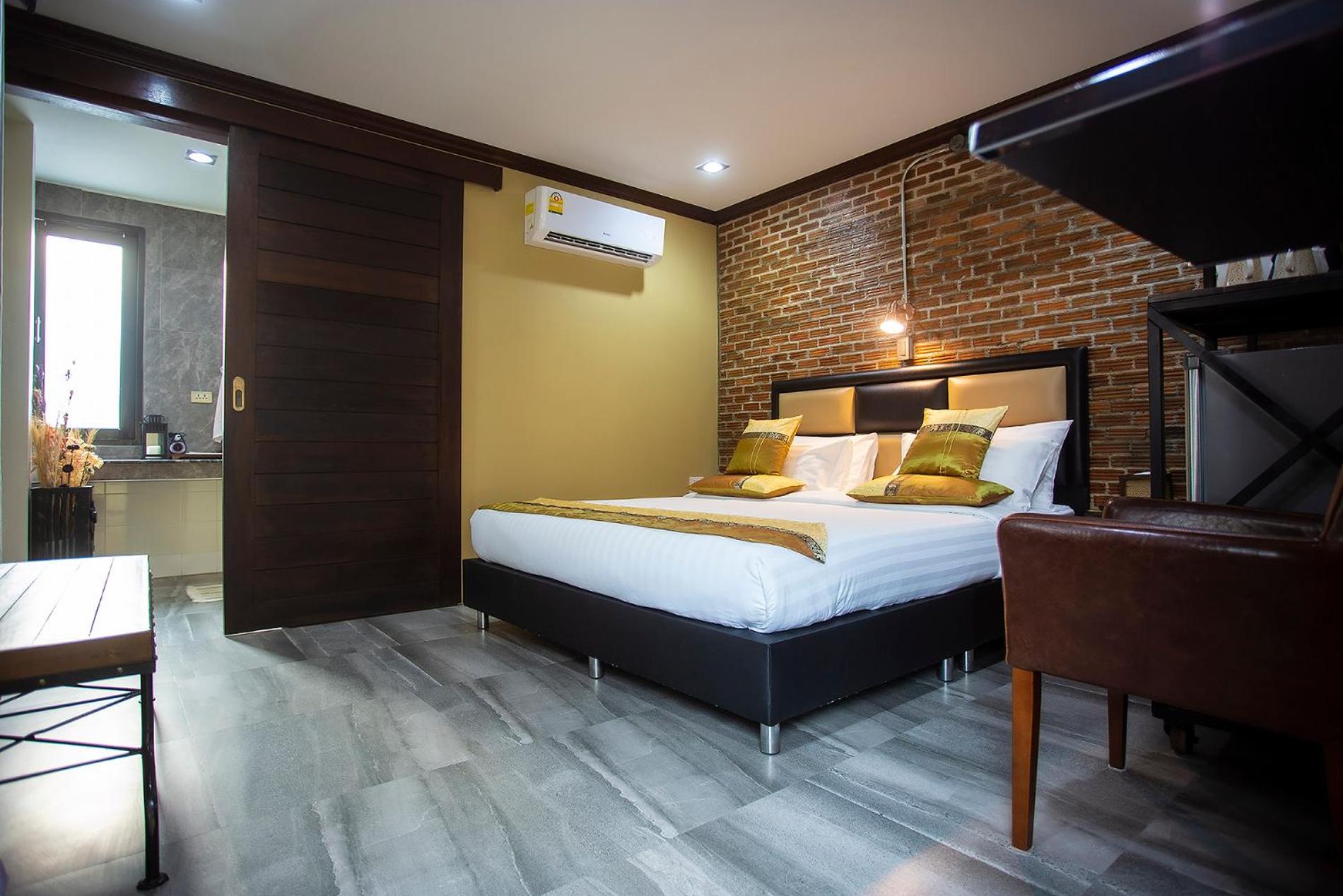 Deluxe King Room - Photo 5