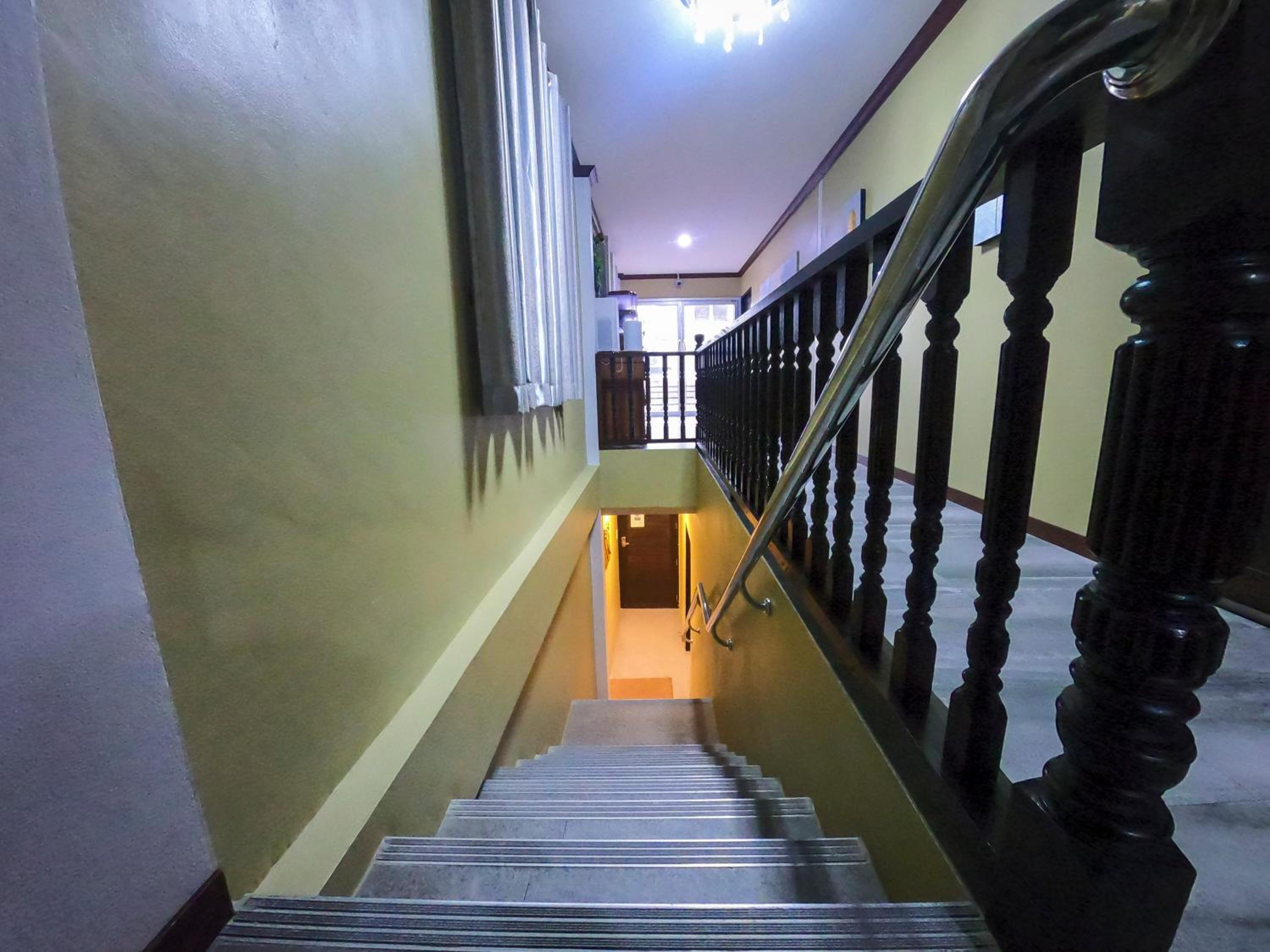 Deluxe King Room - Photo 8