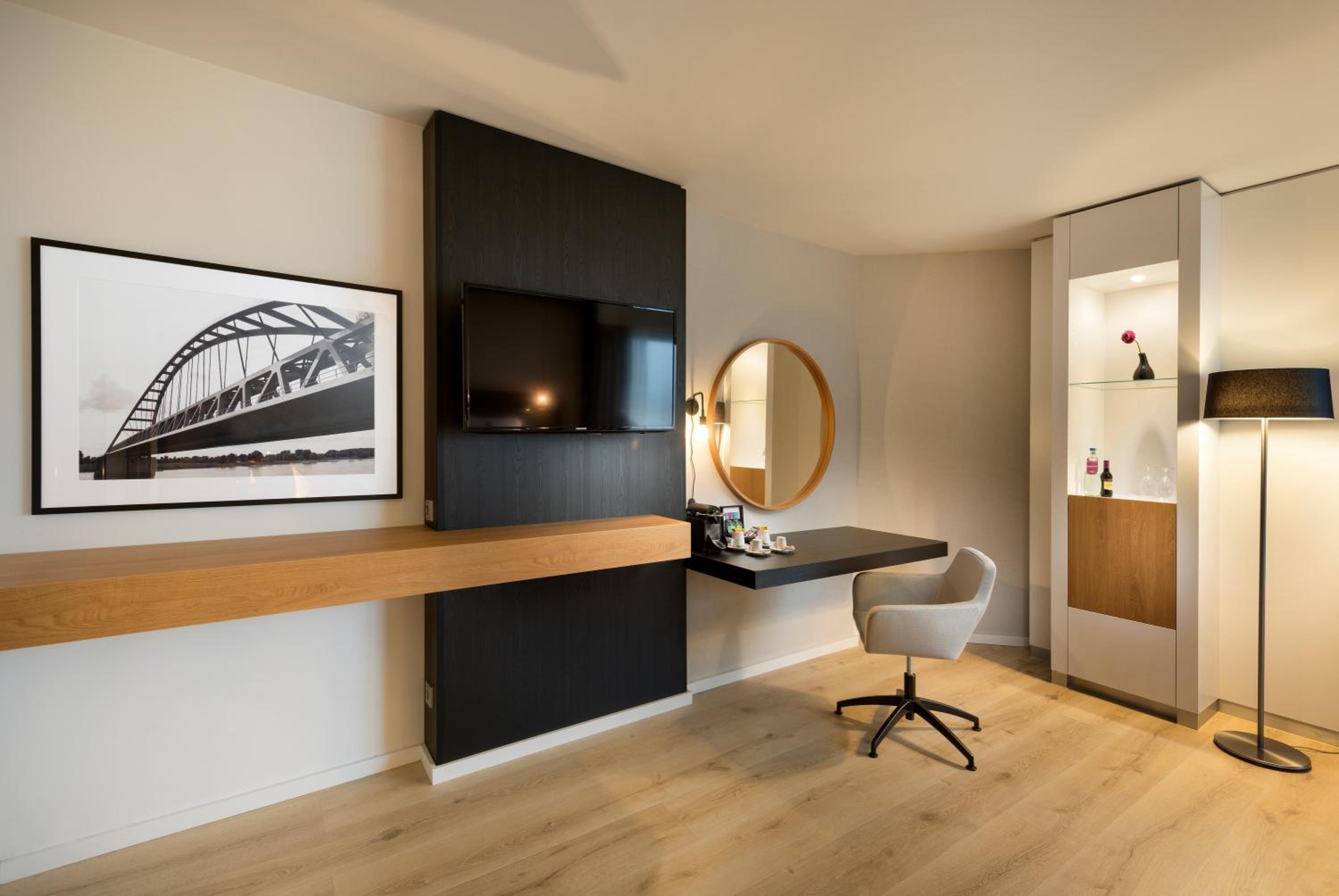 Premium King Room - Photo 4