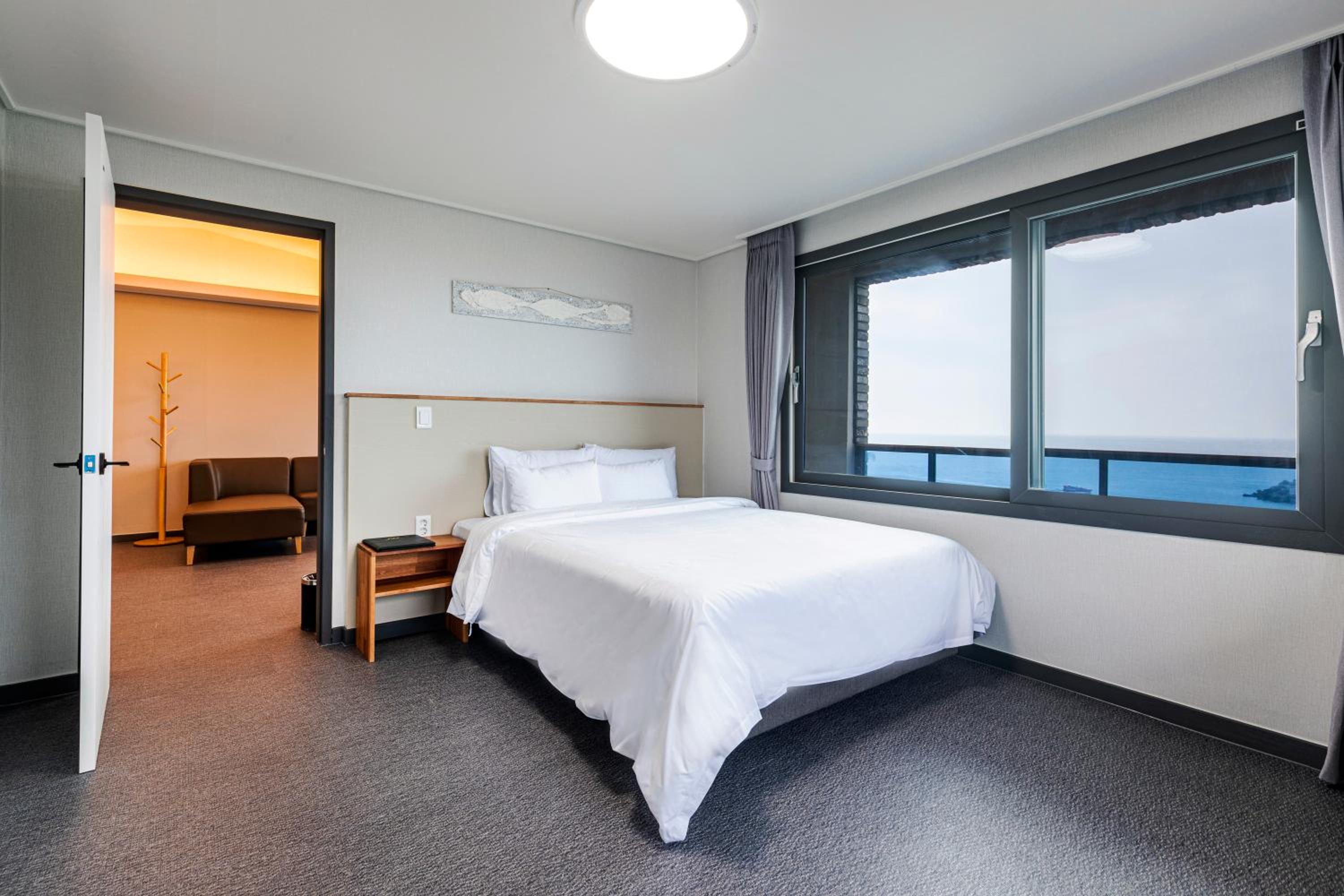 Aewol Building - Ocean View Suite with Kitchenette photo 2