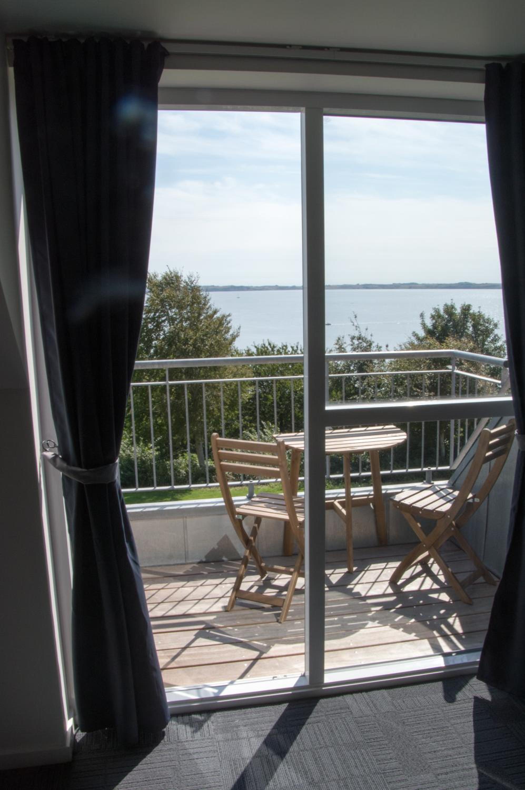 Family Room with Sea View - Photo 3