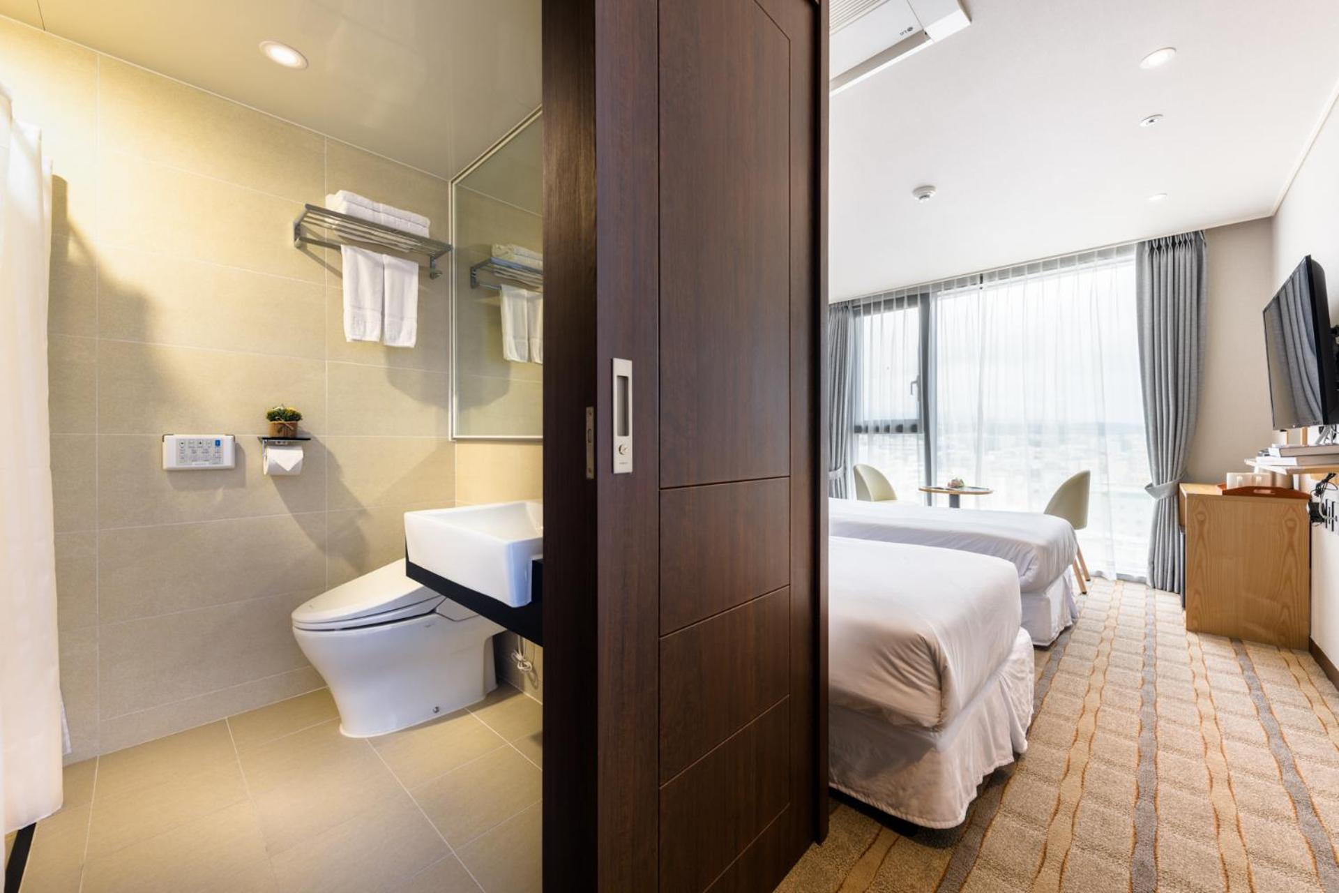 Standard Twin Room - Photo 4