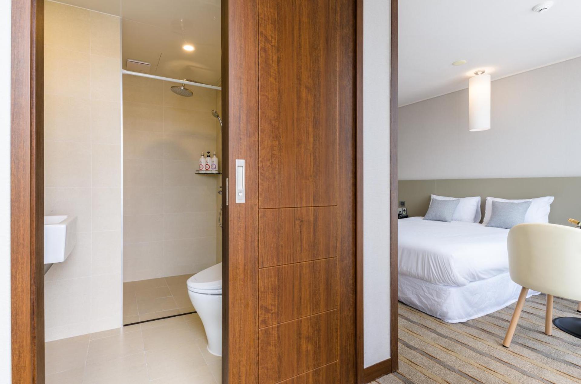 Deluxe Double Room with Halla Mountain View with Terrace - Photo 2