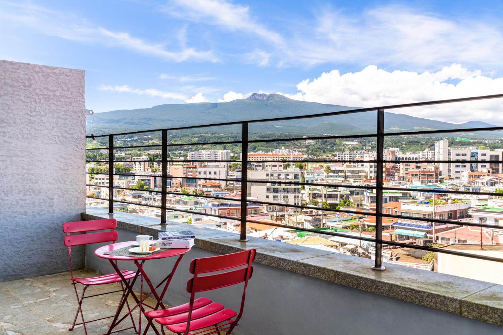 Deluxe Double Room with Halla Mountain View with Terrace - Photo 8