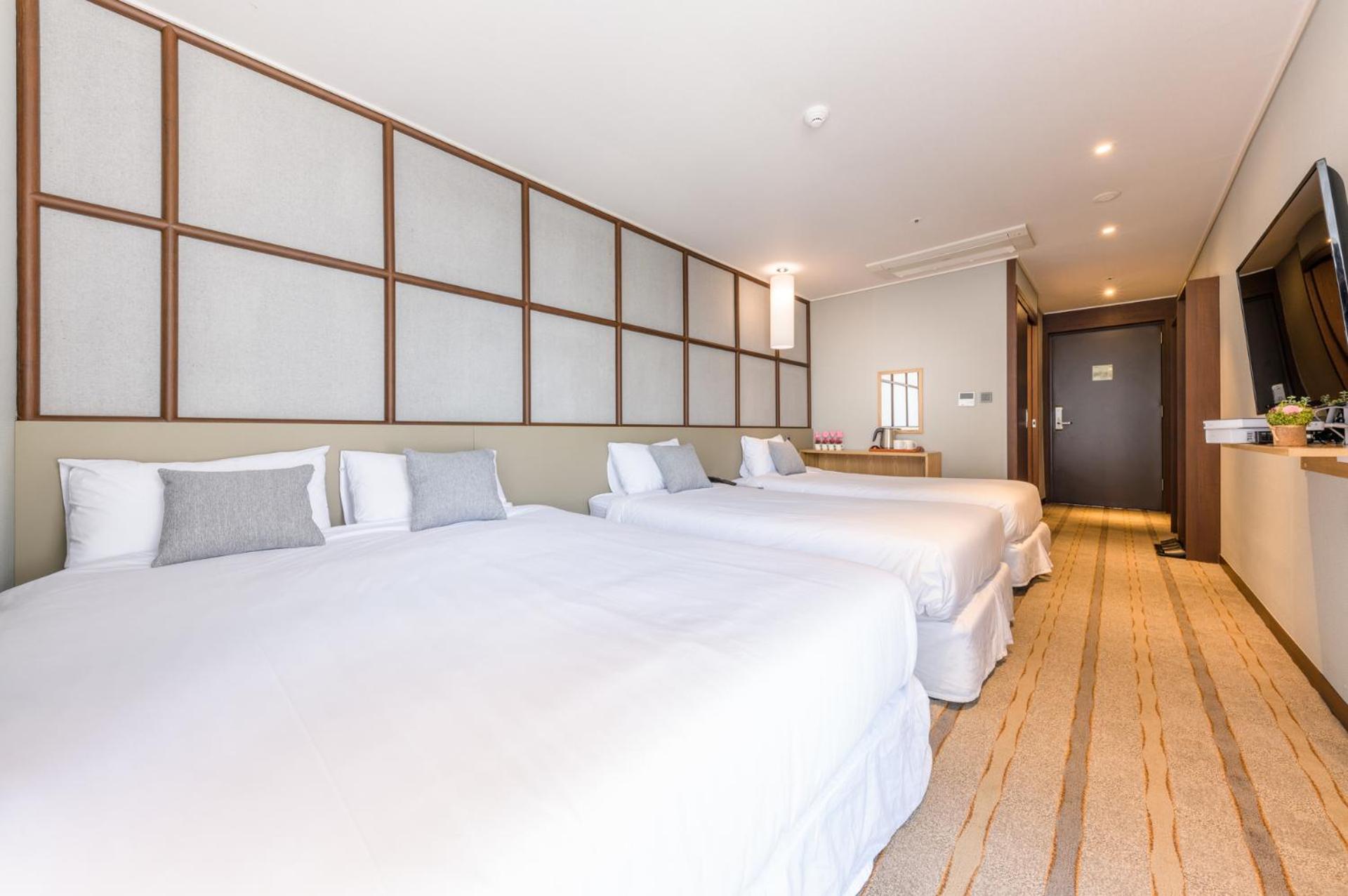 Family Room with Triple beds - Photo 3