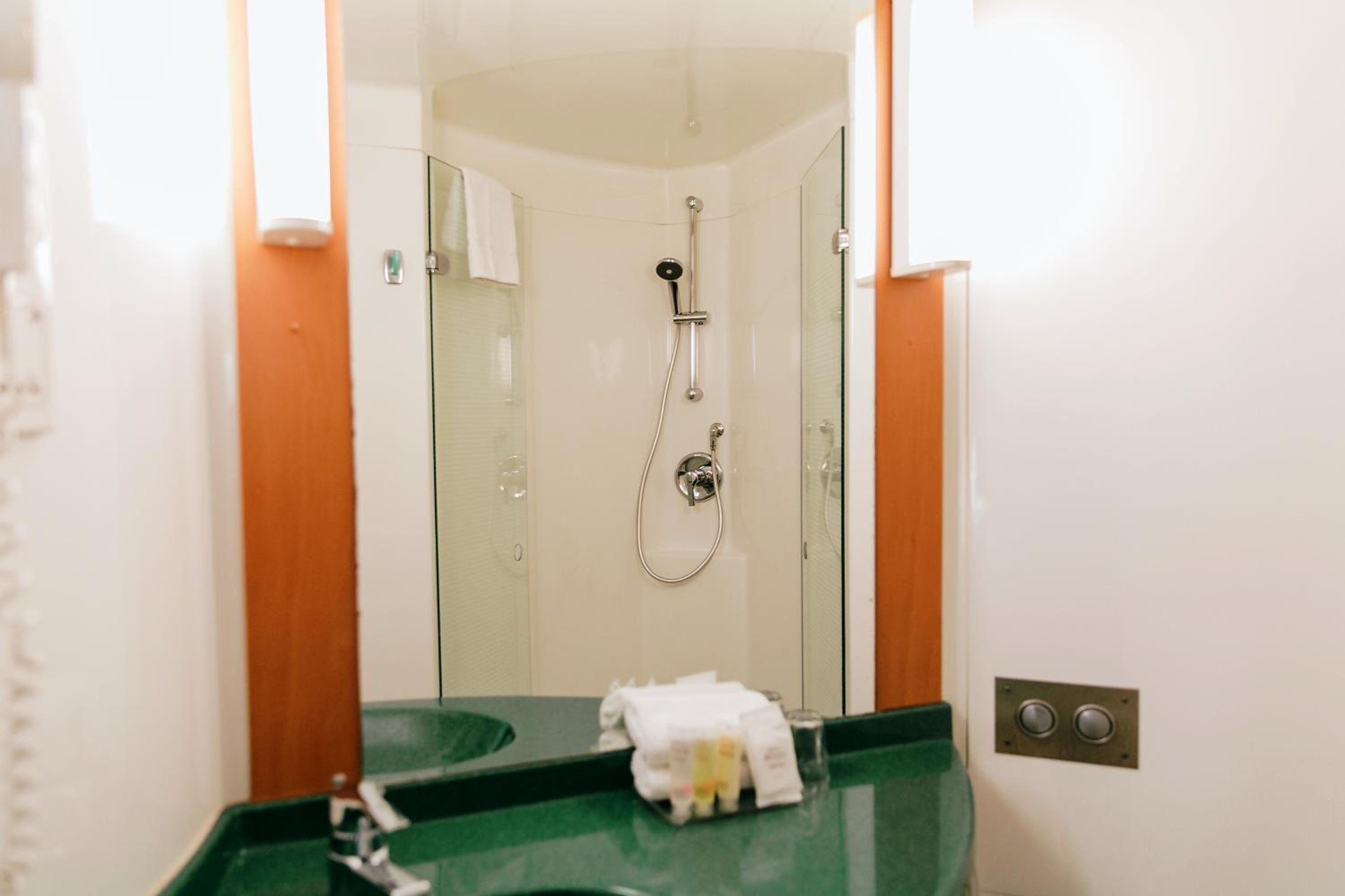 Standard Twin Room - Photo 4