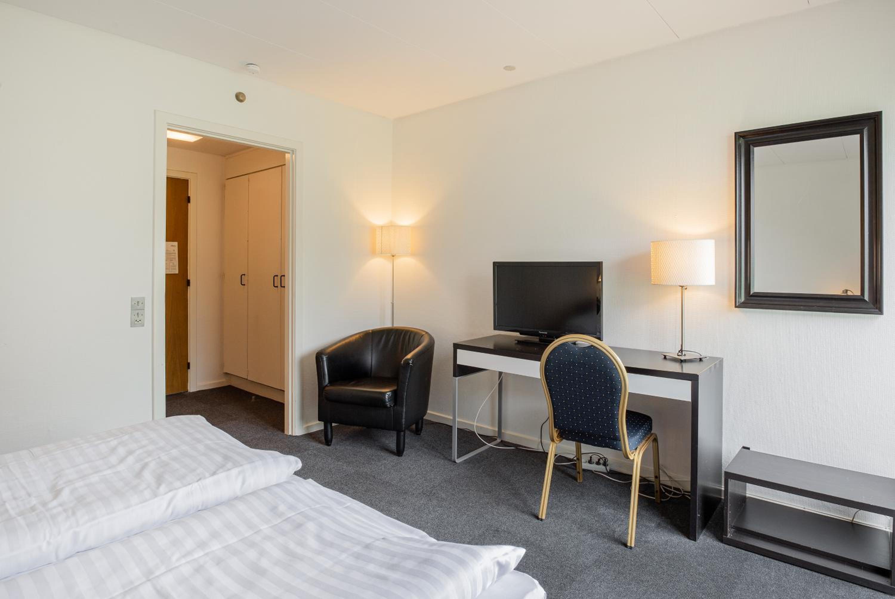 Double or Twin Room - Photo 9
