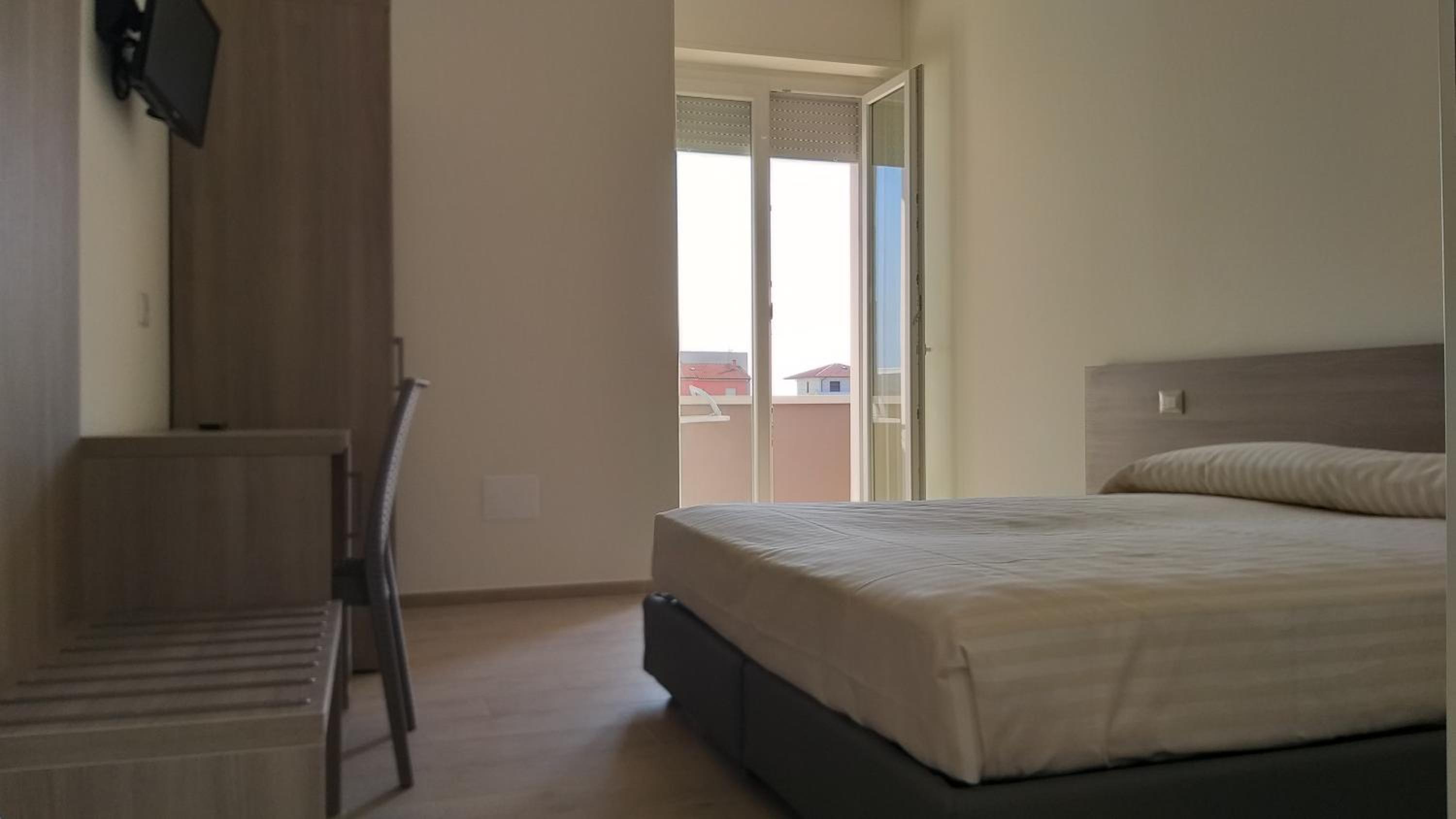 Large Double or Twin Room photo 3