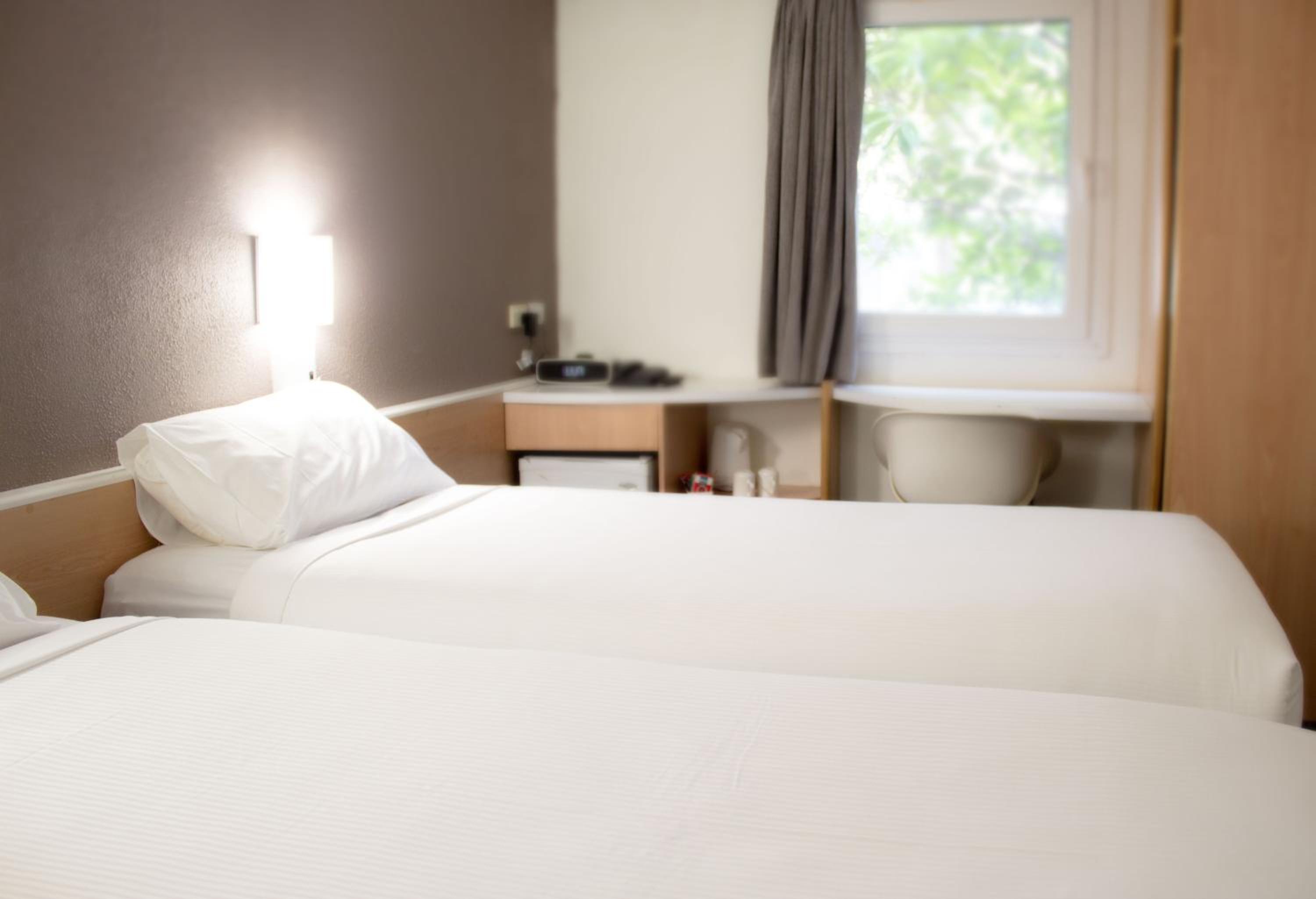 Standard Twin Room - Photo 6