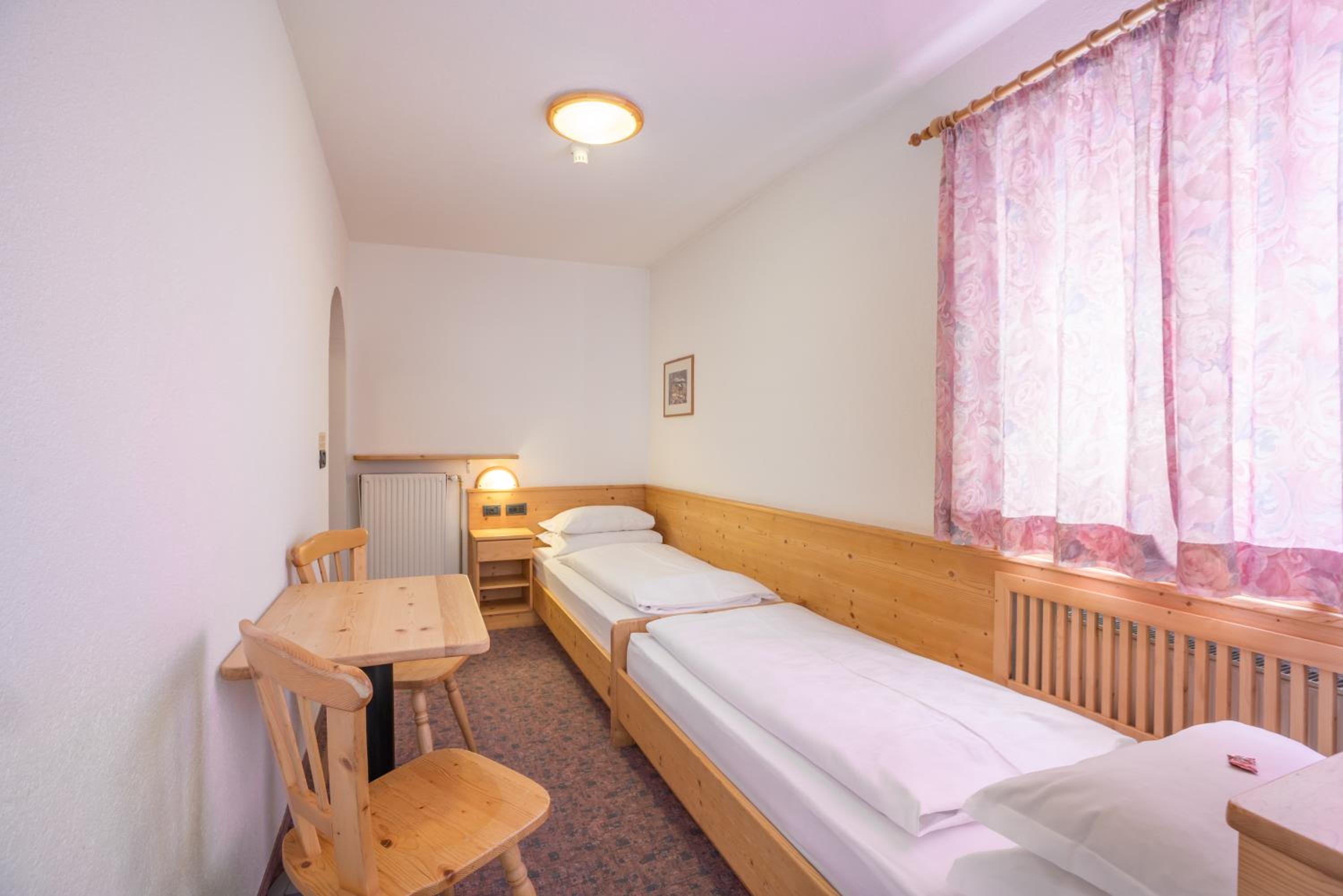 Budget Twin Room - Photo 1