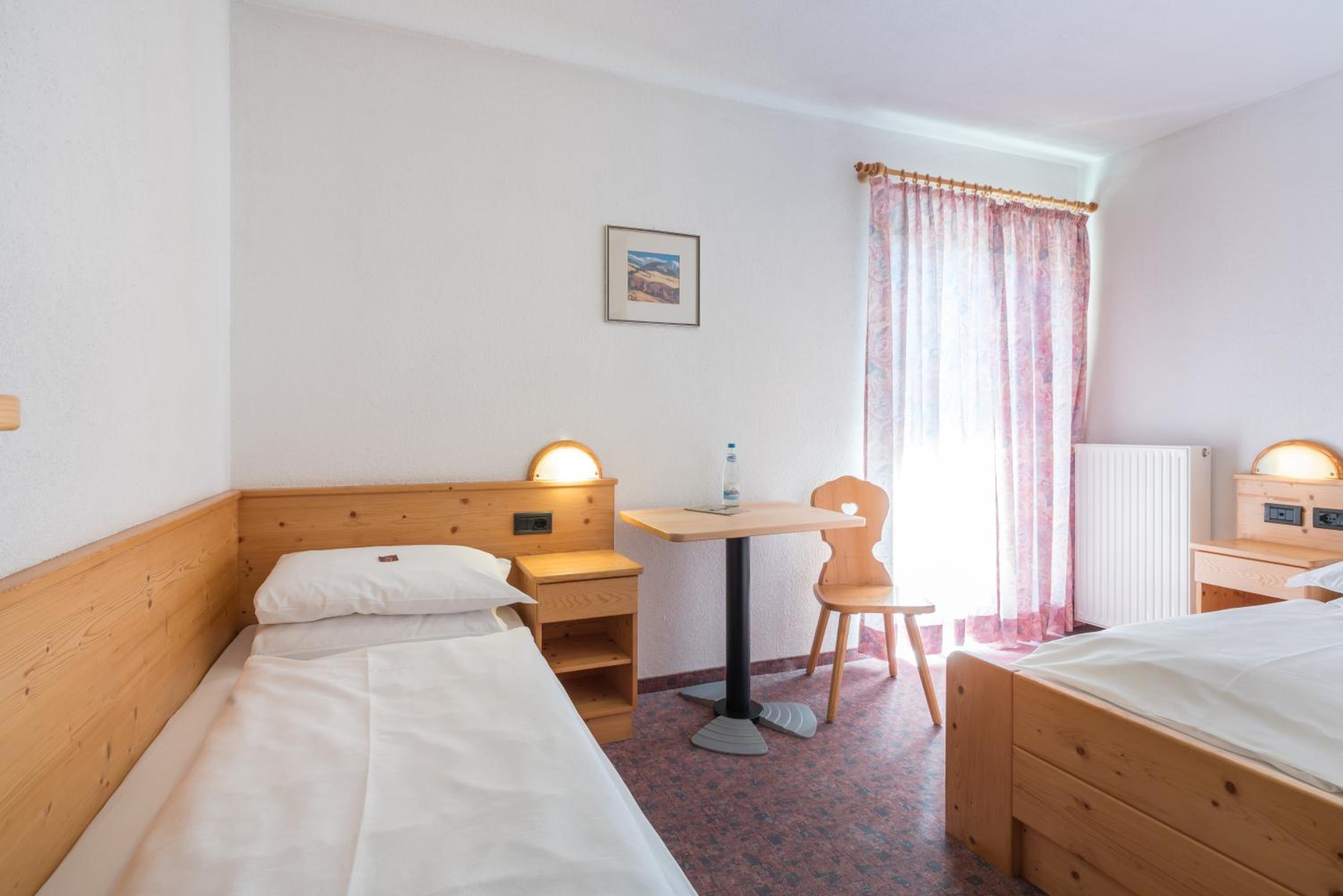 Budget Twin Room - Photo 8
