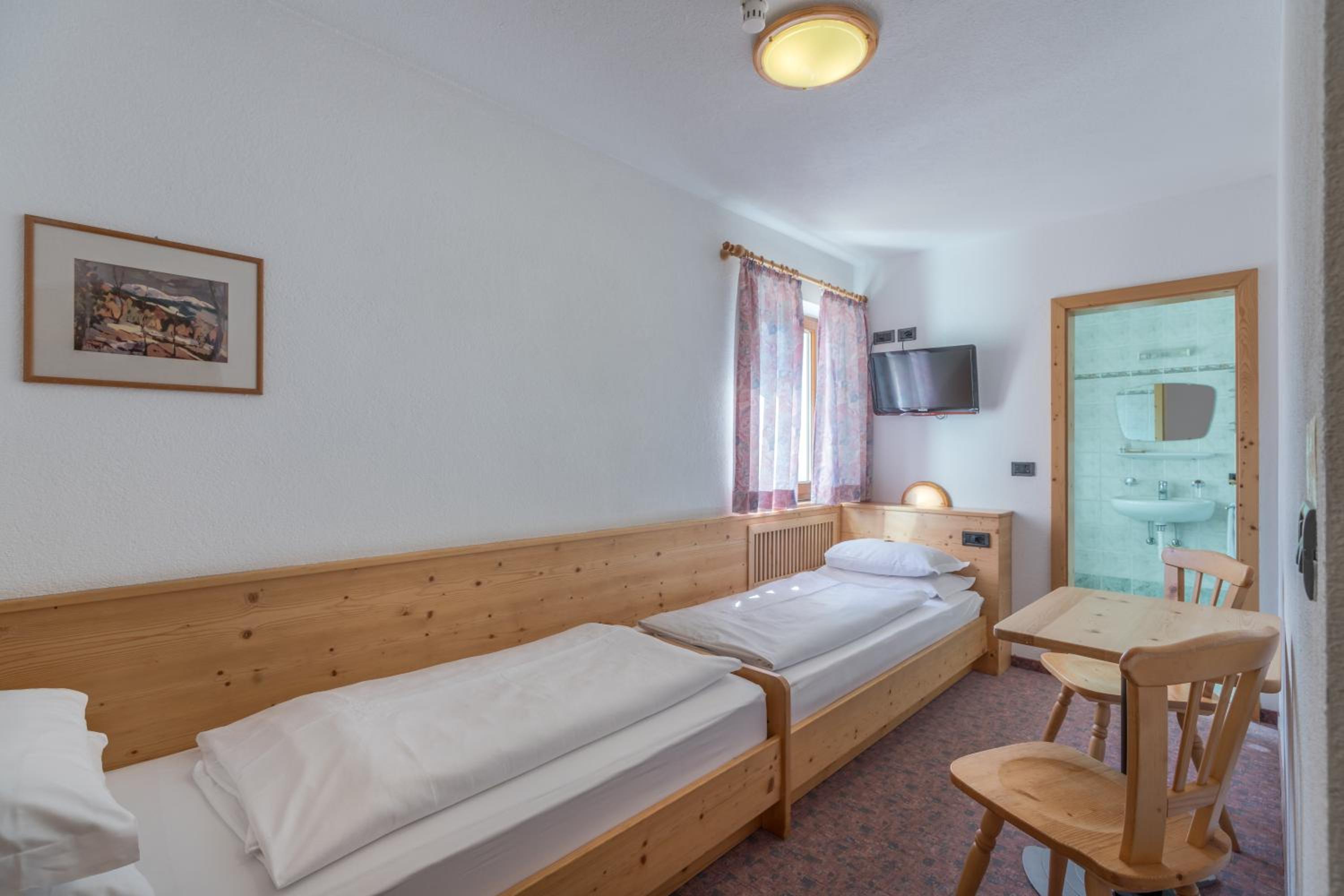 Budget Twin Room - Photo 7