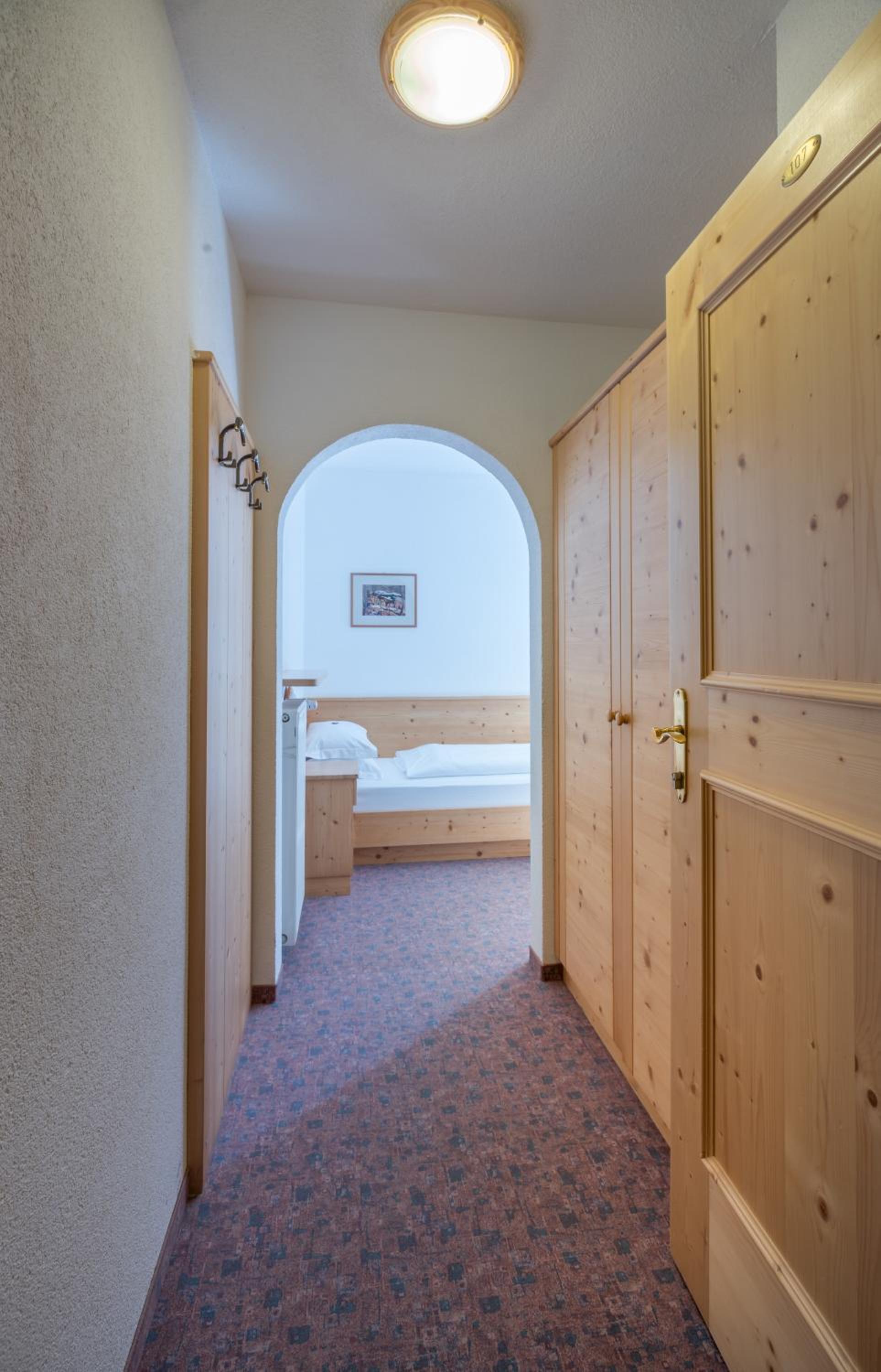 Budget Twin Room - Photo 6