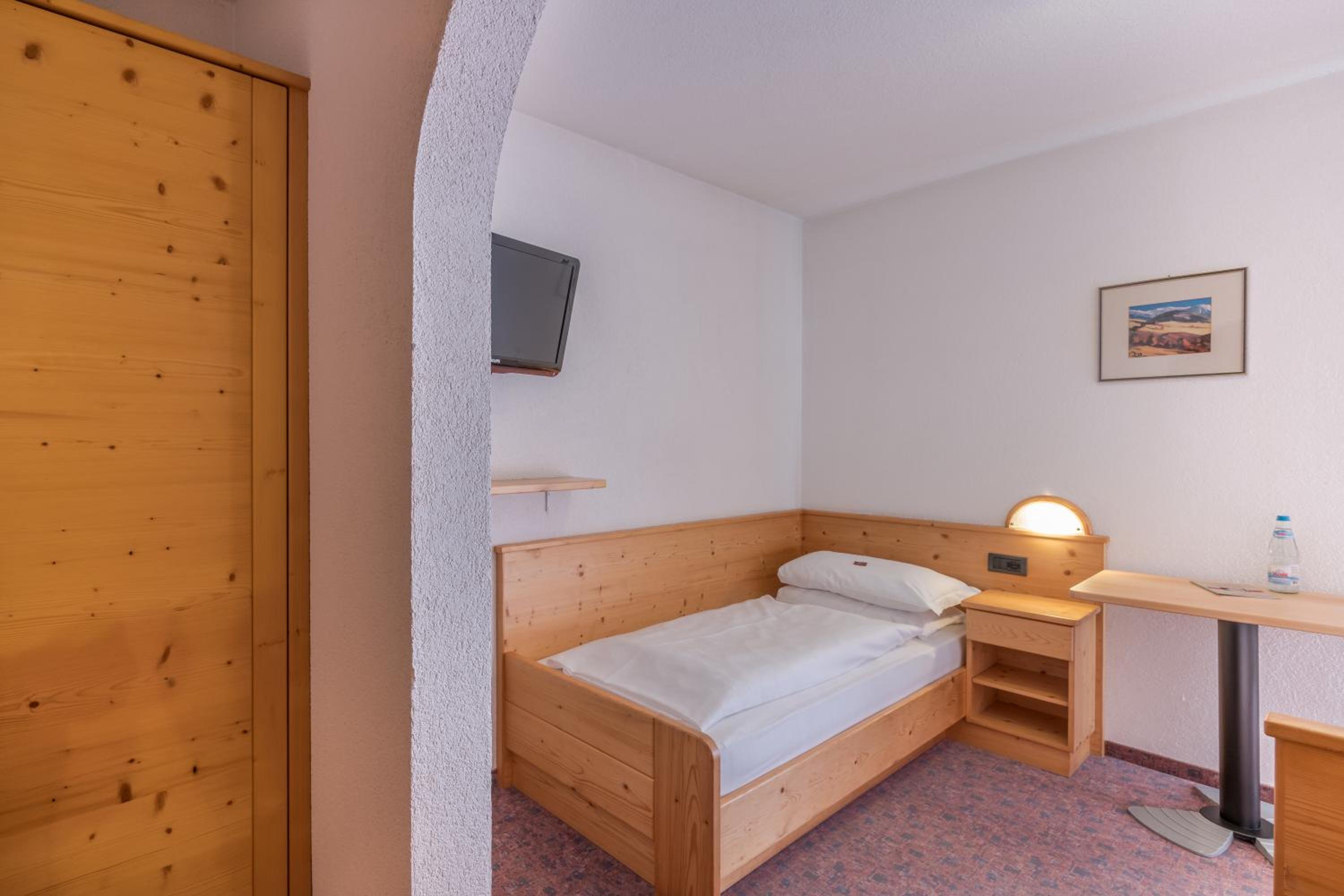 Budget Twin Room - Photo 9