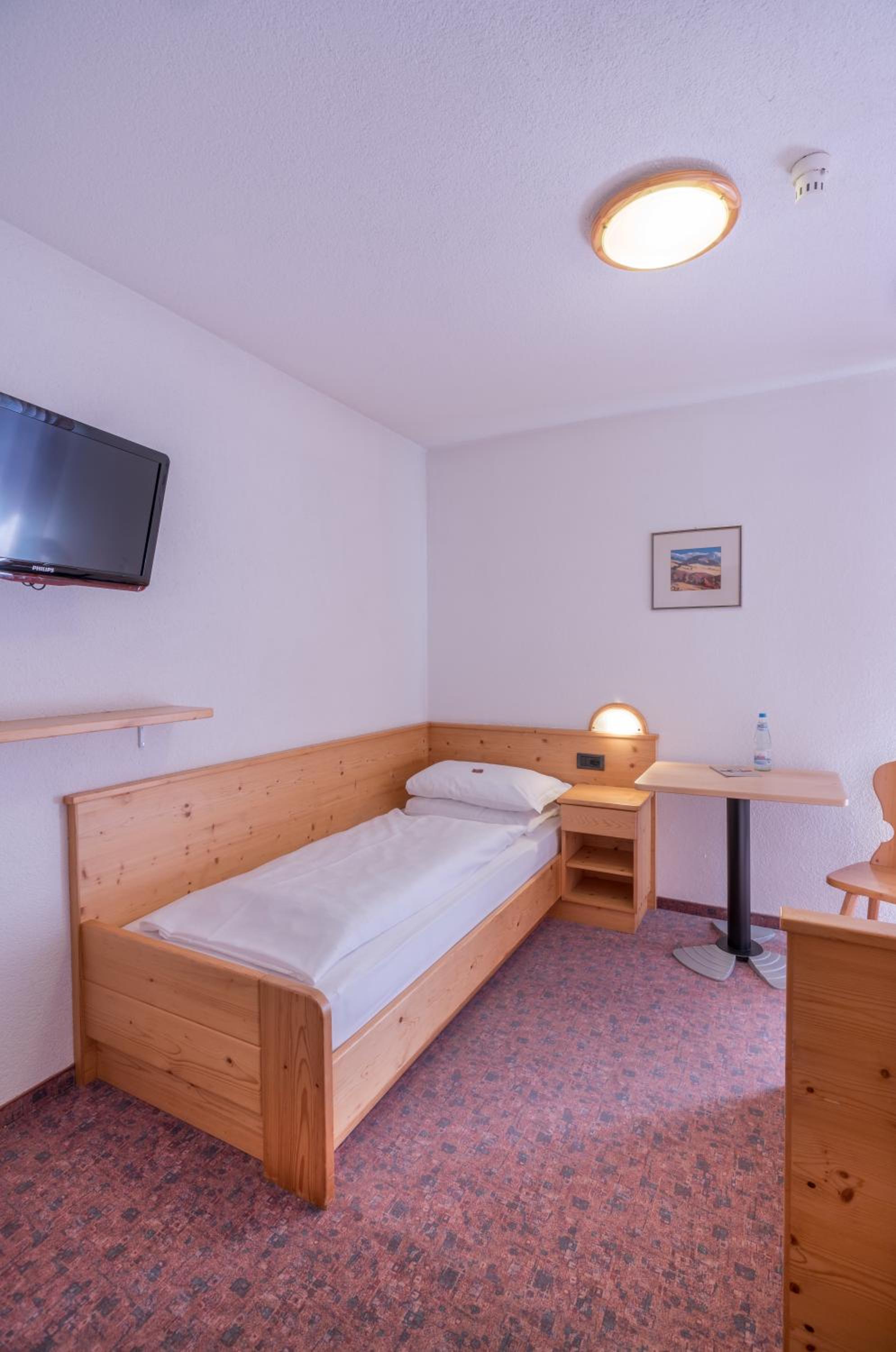 Budget Twin Room - Photo 10