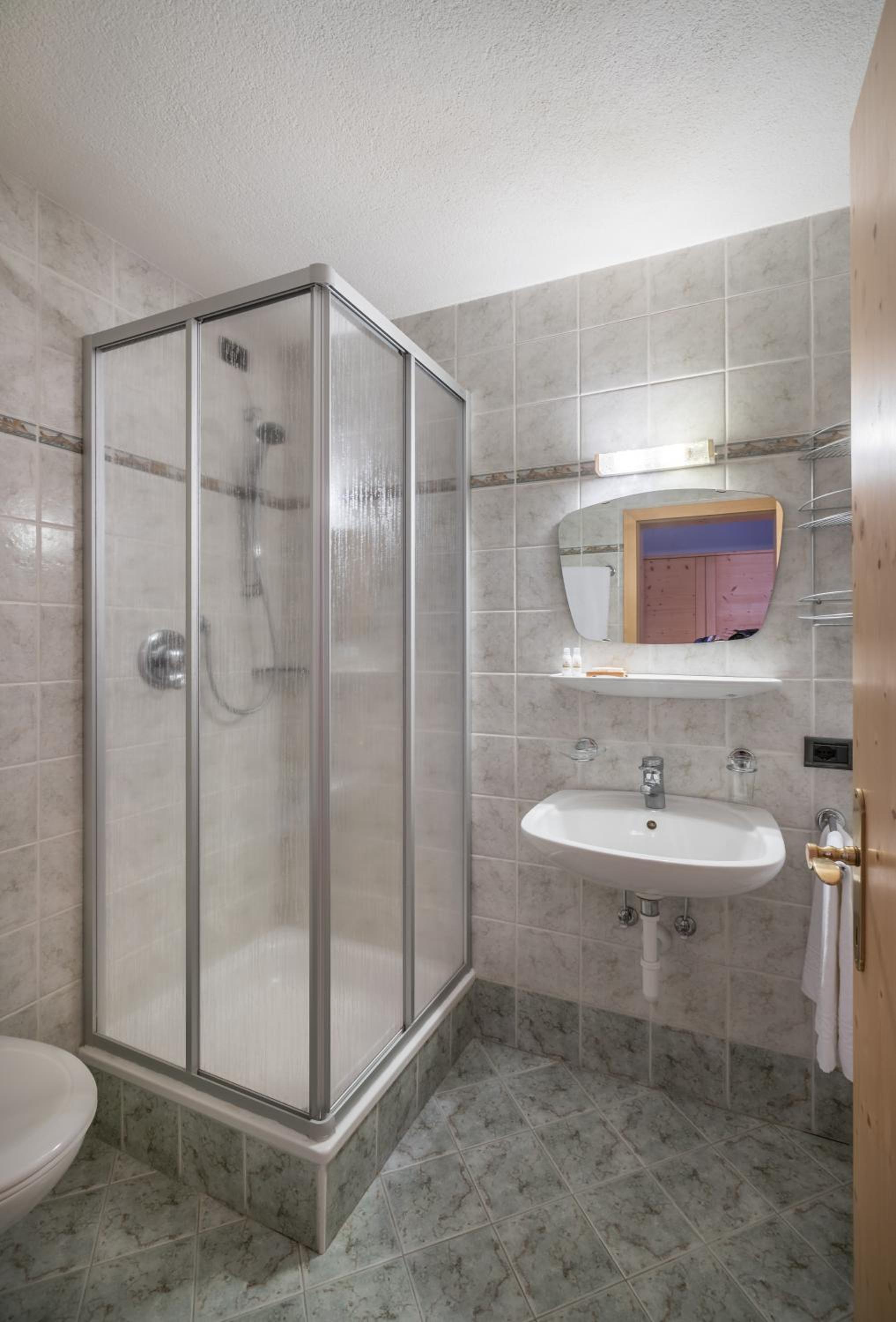 Quadruple Room with Balcony - Photo 4