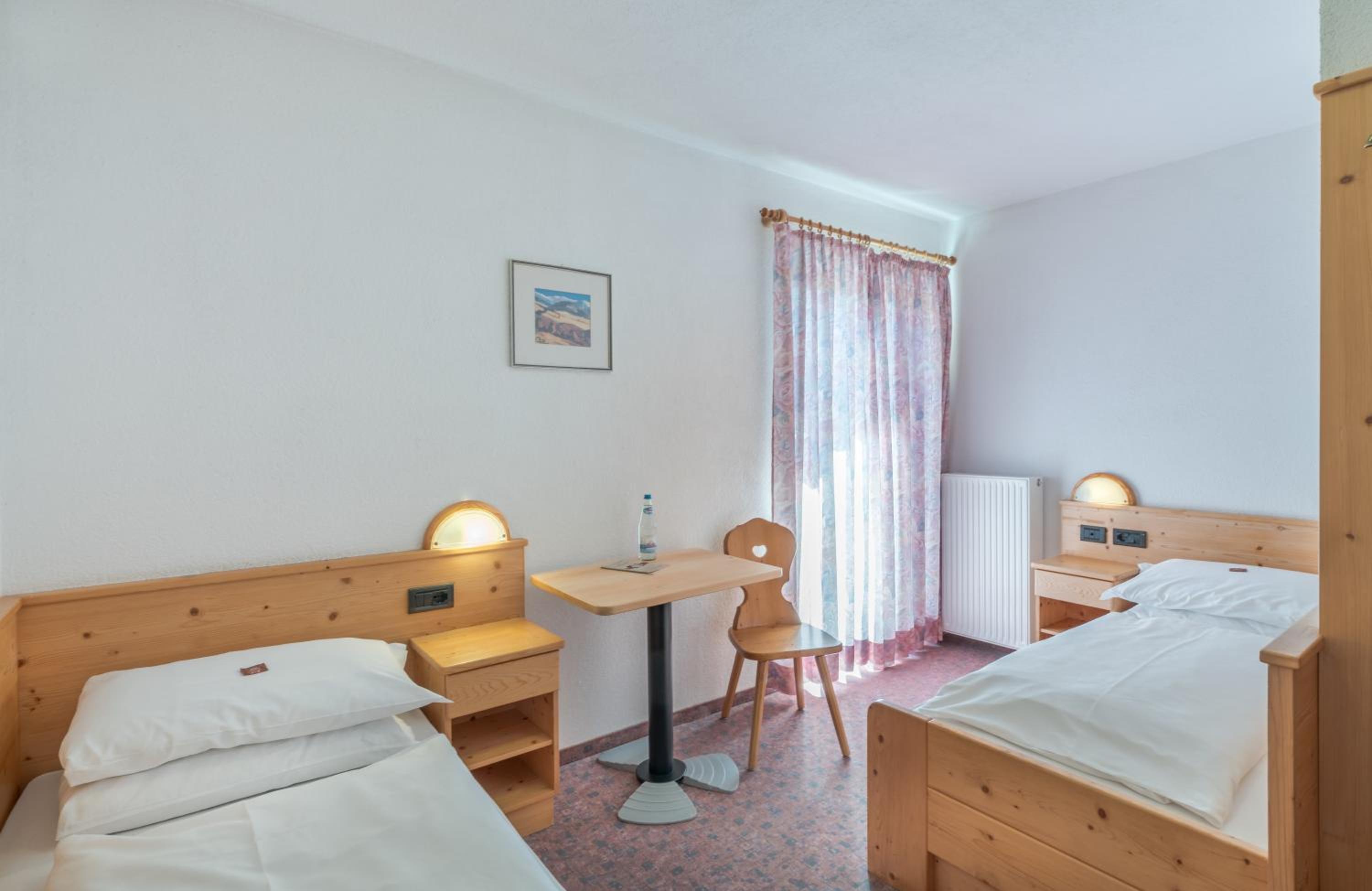 Budget Twin Room - Photo 2
