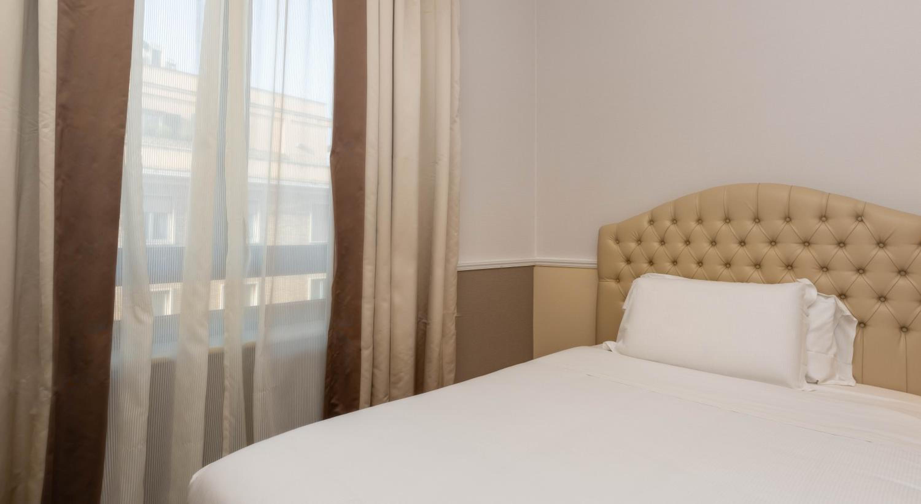Single Room thumbnail 5