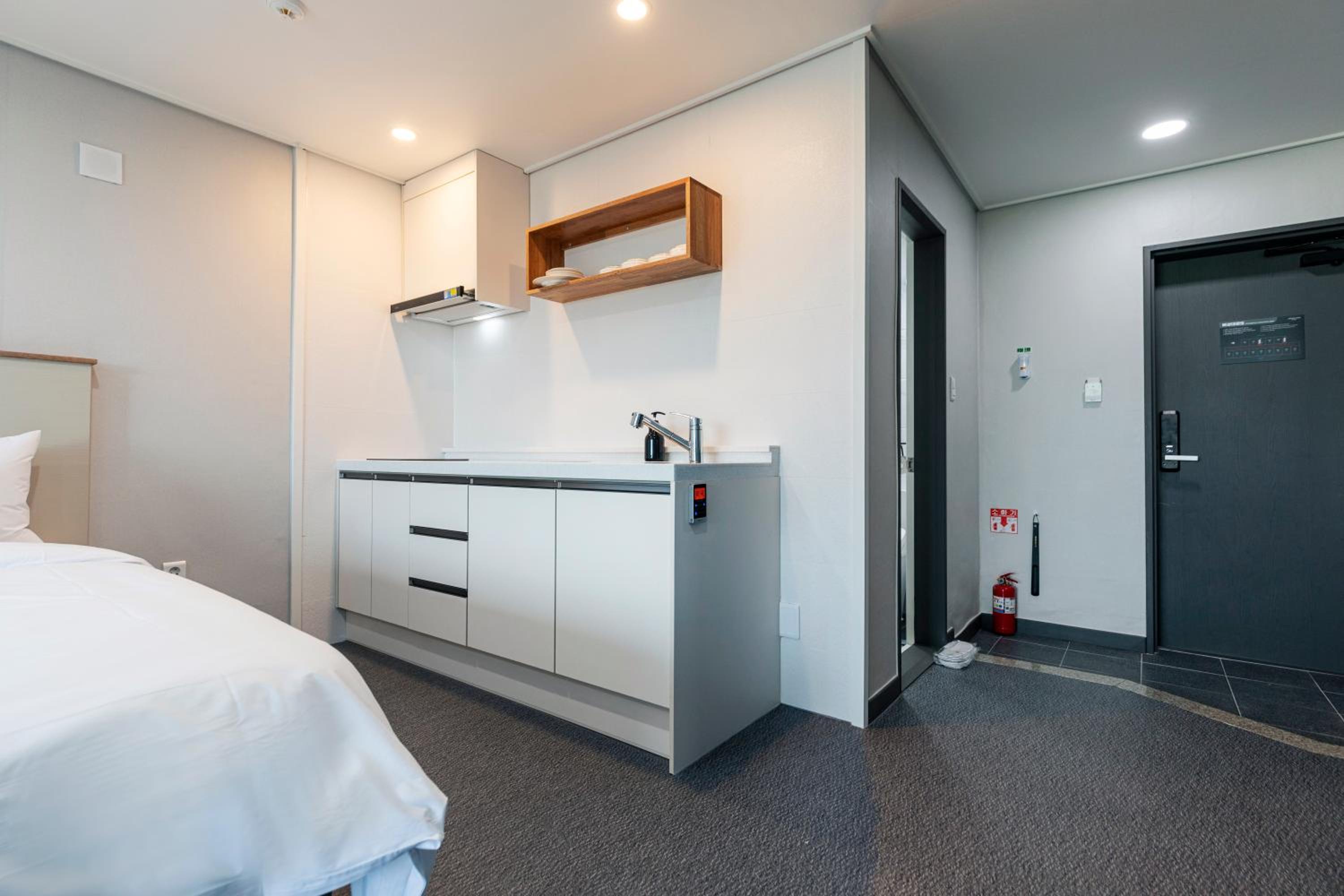 Stay Building - Deluxe Mountain View Room with Kitchenette photo 3
