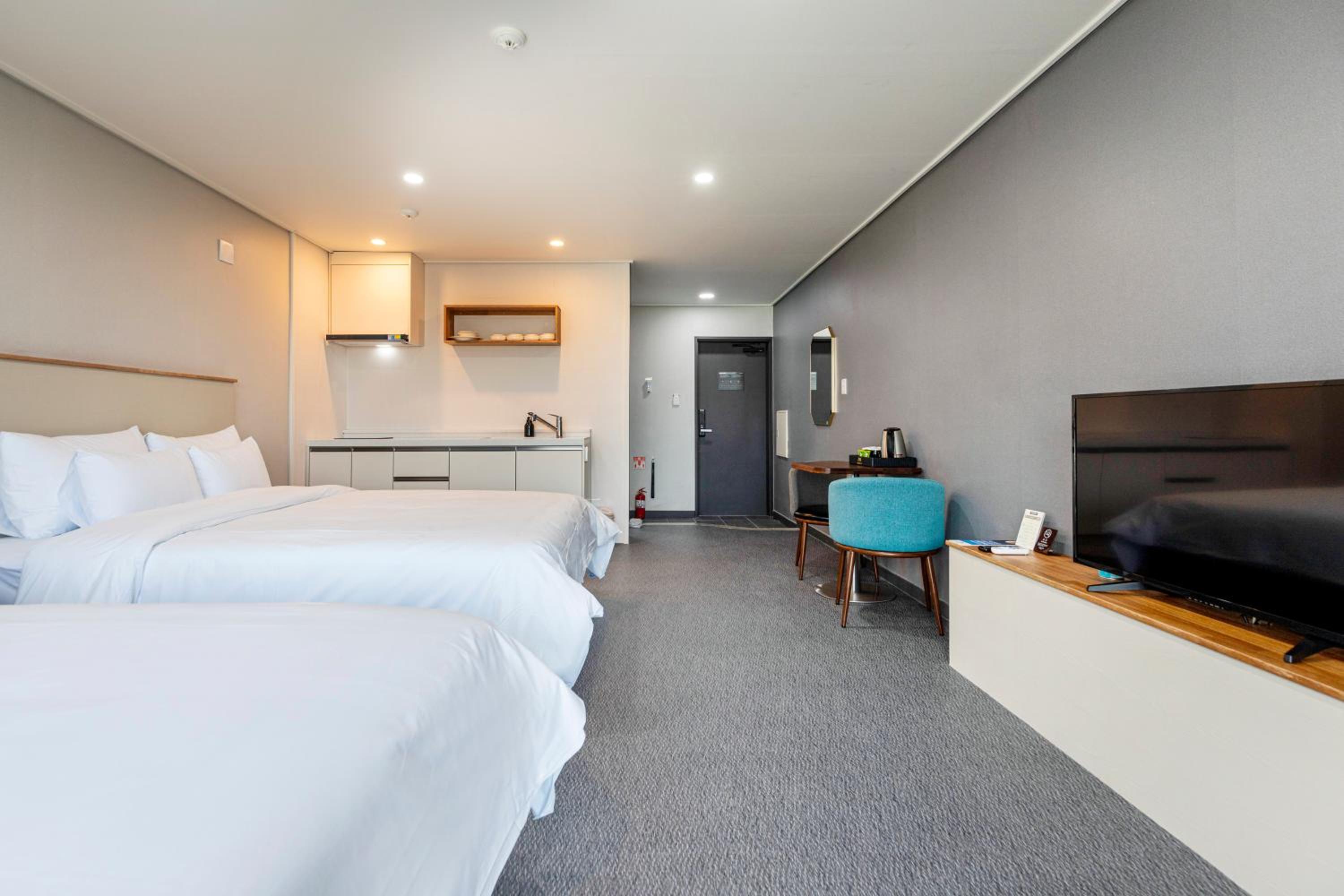 Stay Building - Deluxe Partial Ocean View Room with Kitchenette photo 3