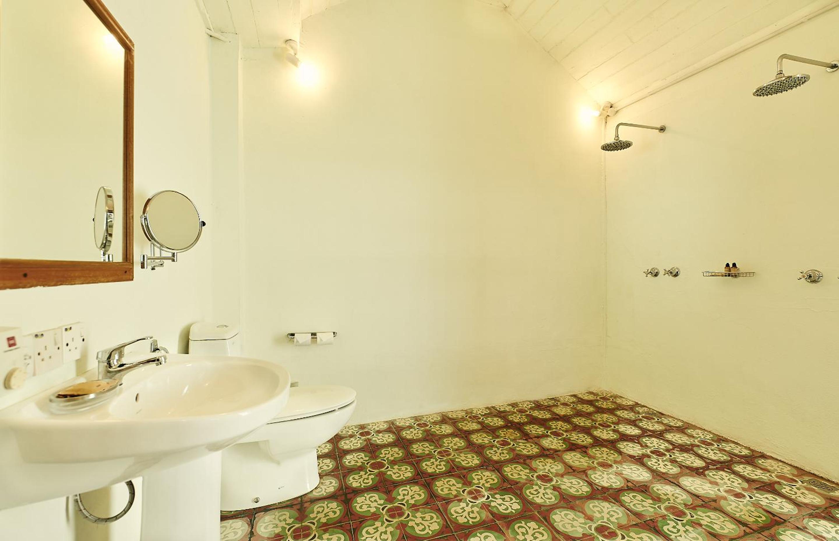 Queen Bed Suite - Colonial House 1 - Photo 6