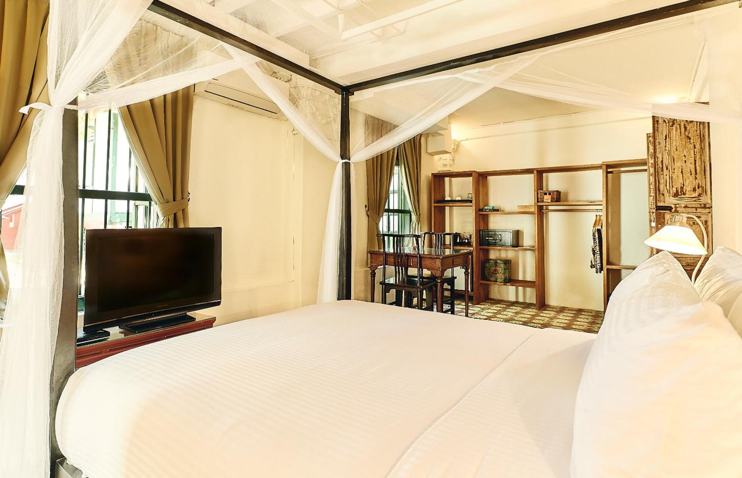 Queen Bed Suite - Colonial House 1 - Photo 4