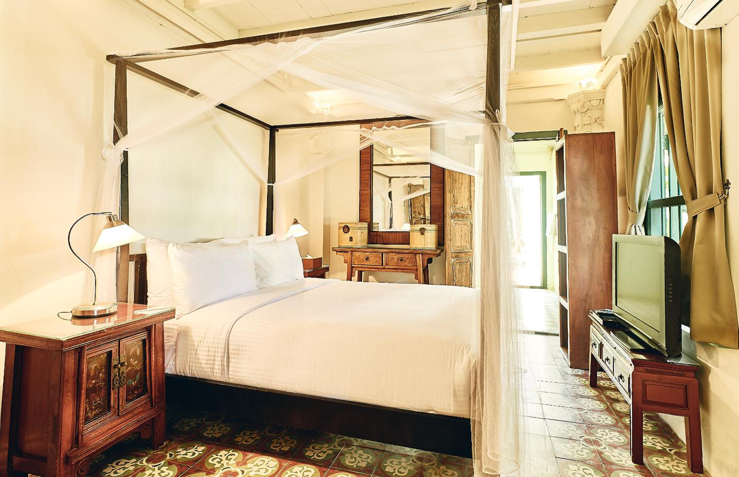 Queen Bed Suite - Colonial House 1 - Photo 2