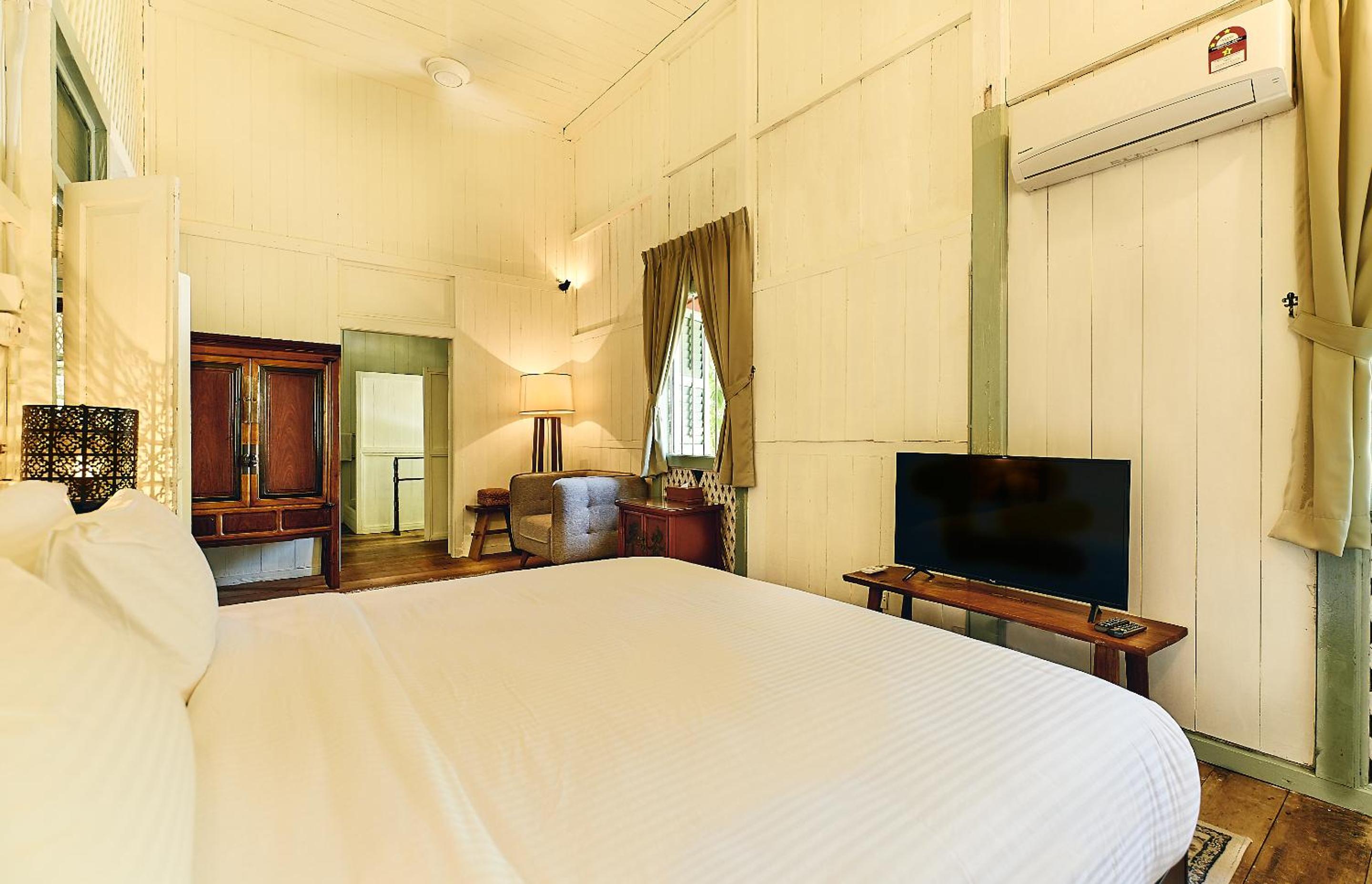 Two-Bedroom Suite - Colonial House 4 - Photo 3