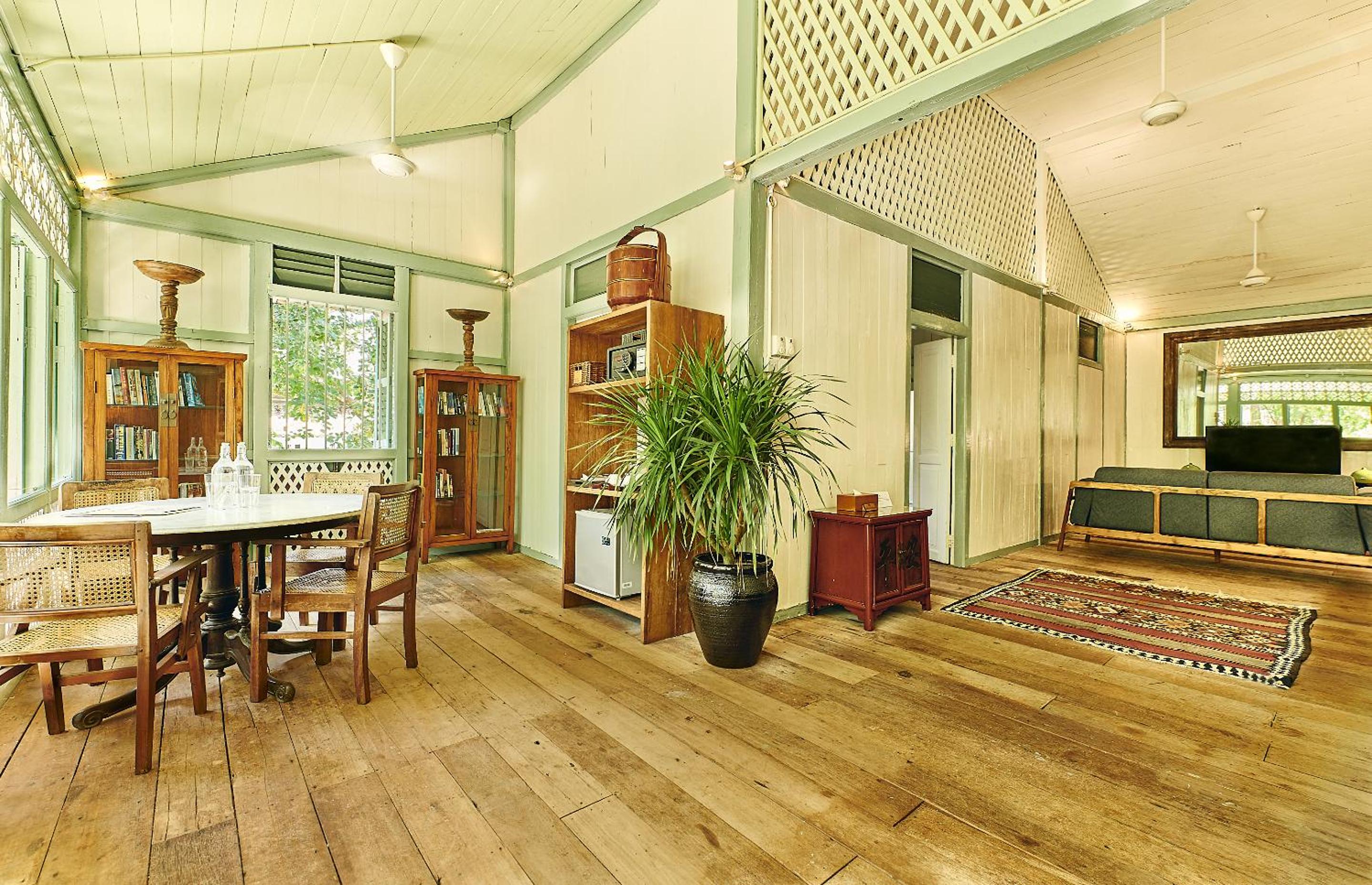 Two-Bedroom Suite - Colonial House 4 - Photo 10