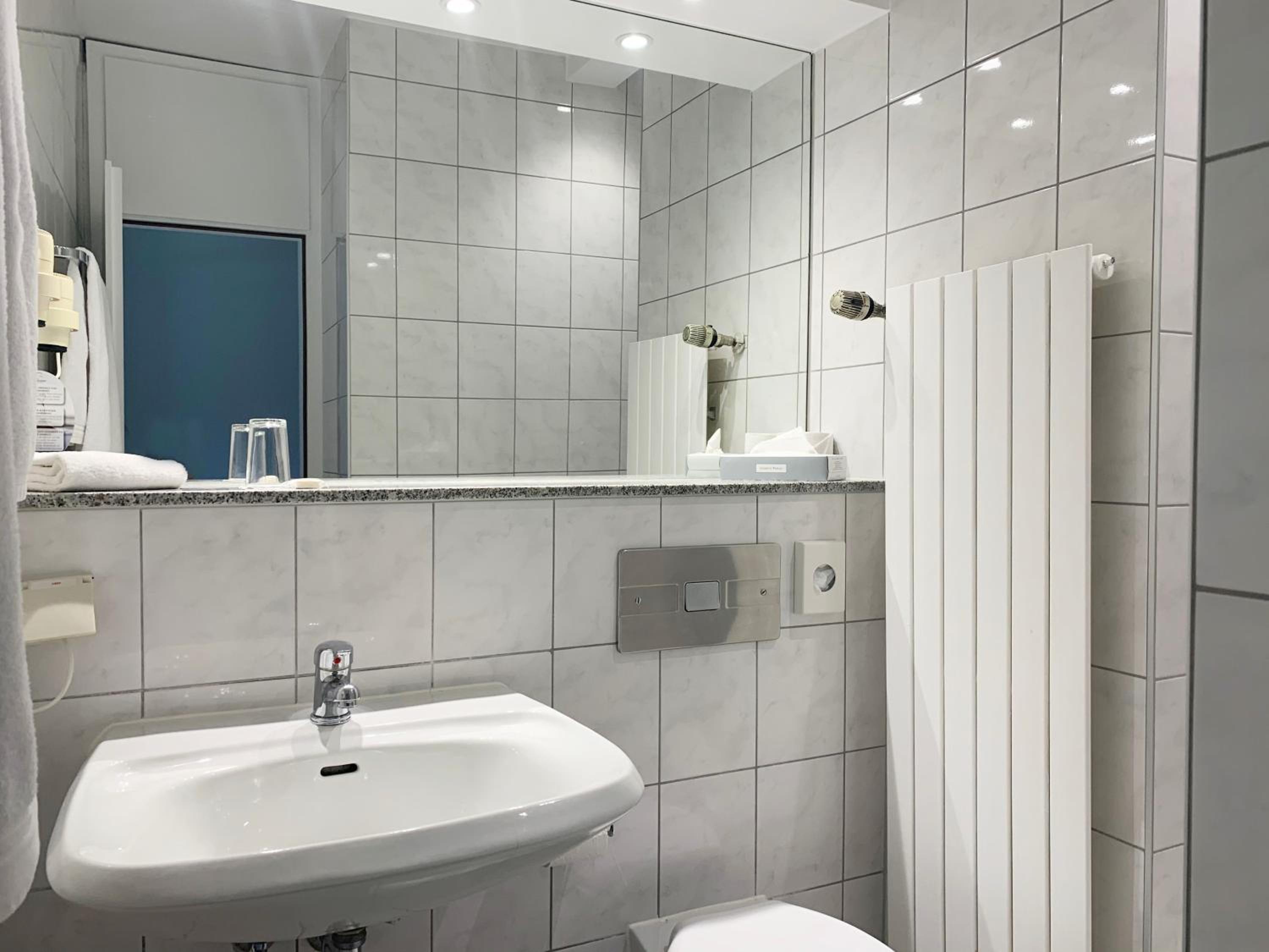 Standard Double Room - Photo 9