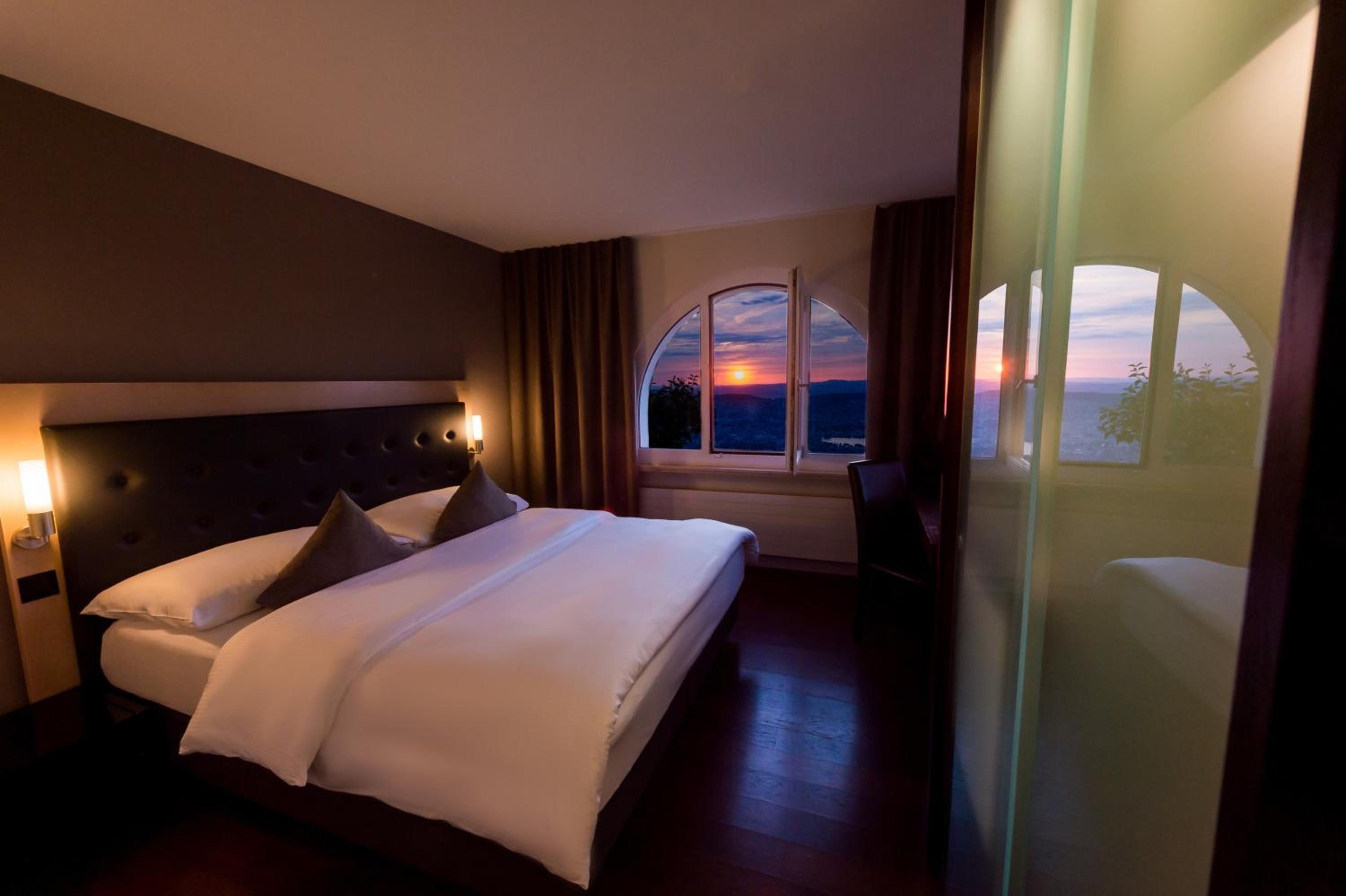 Panorama Room City and Lake View - Photo 3