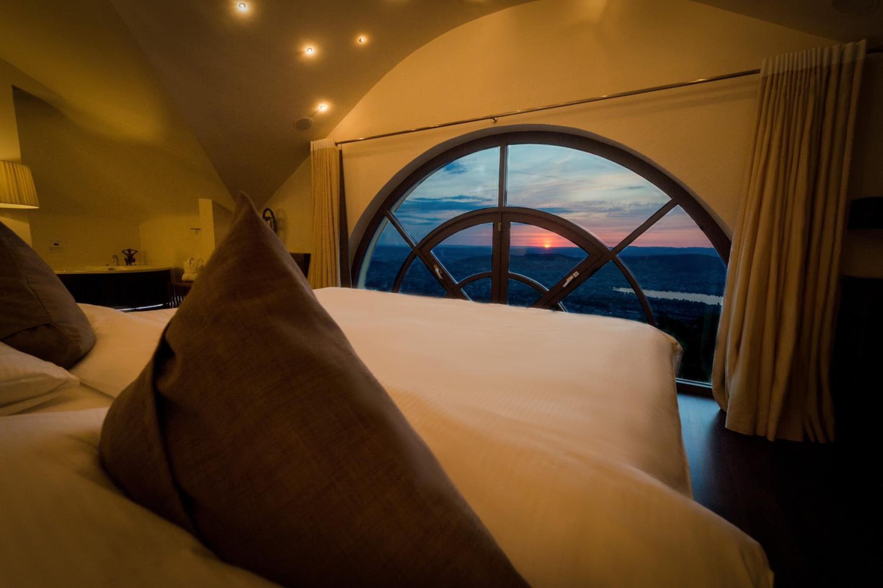 Skyline Suite with City View - Photo 3