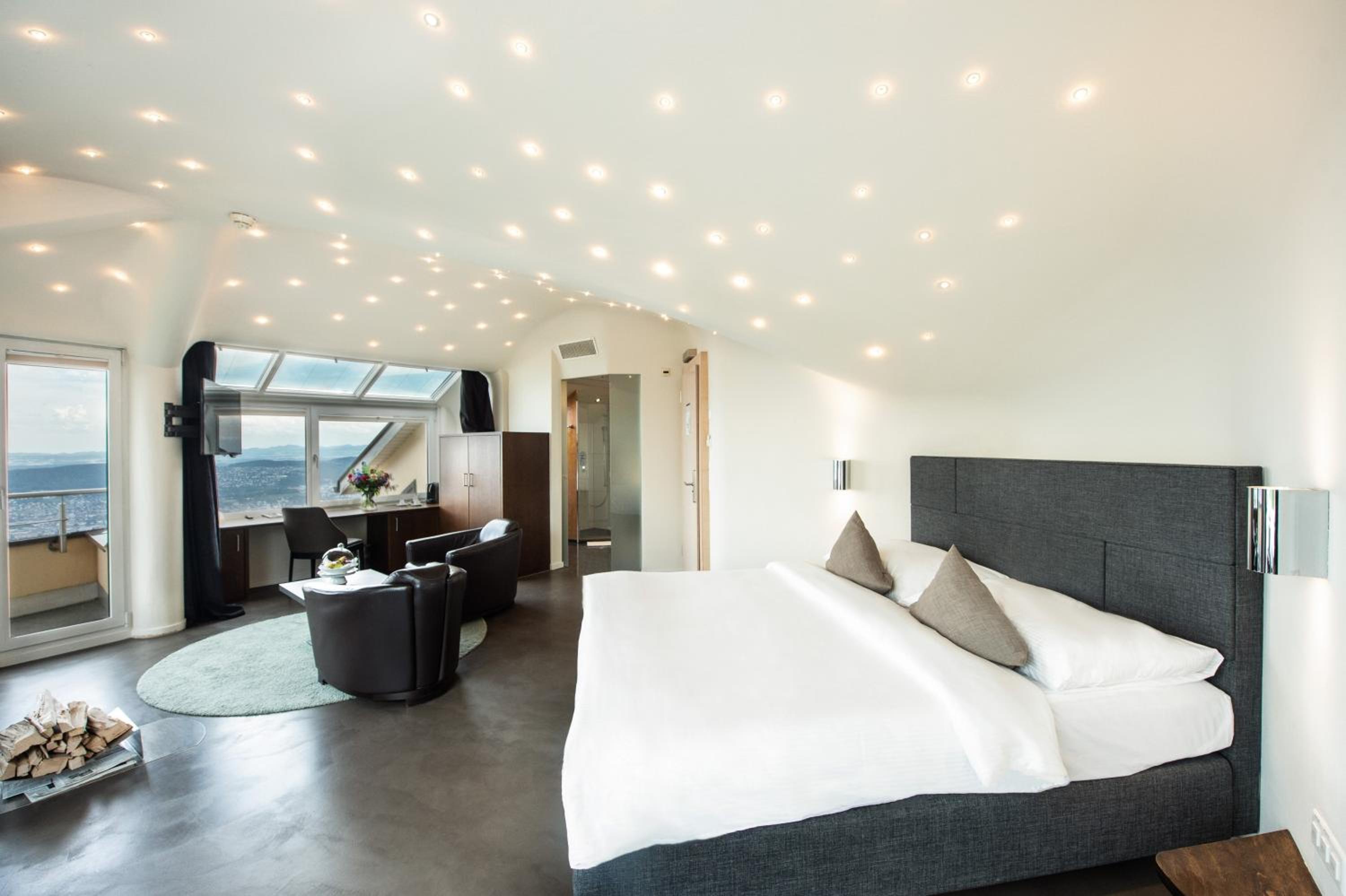 Tower Suite with City View - Photo 3