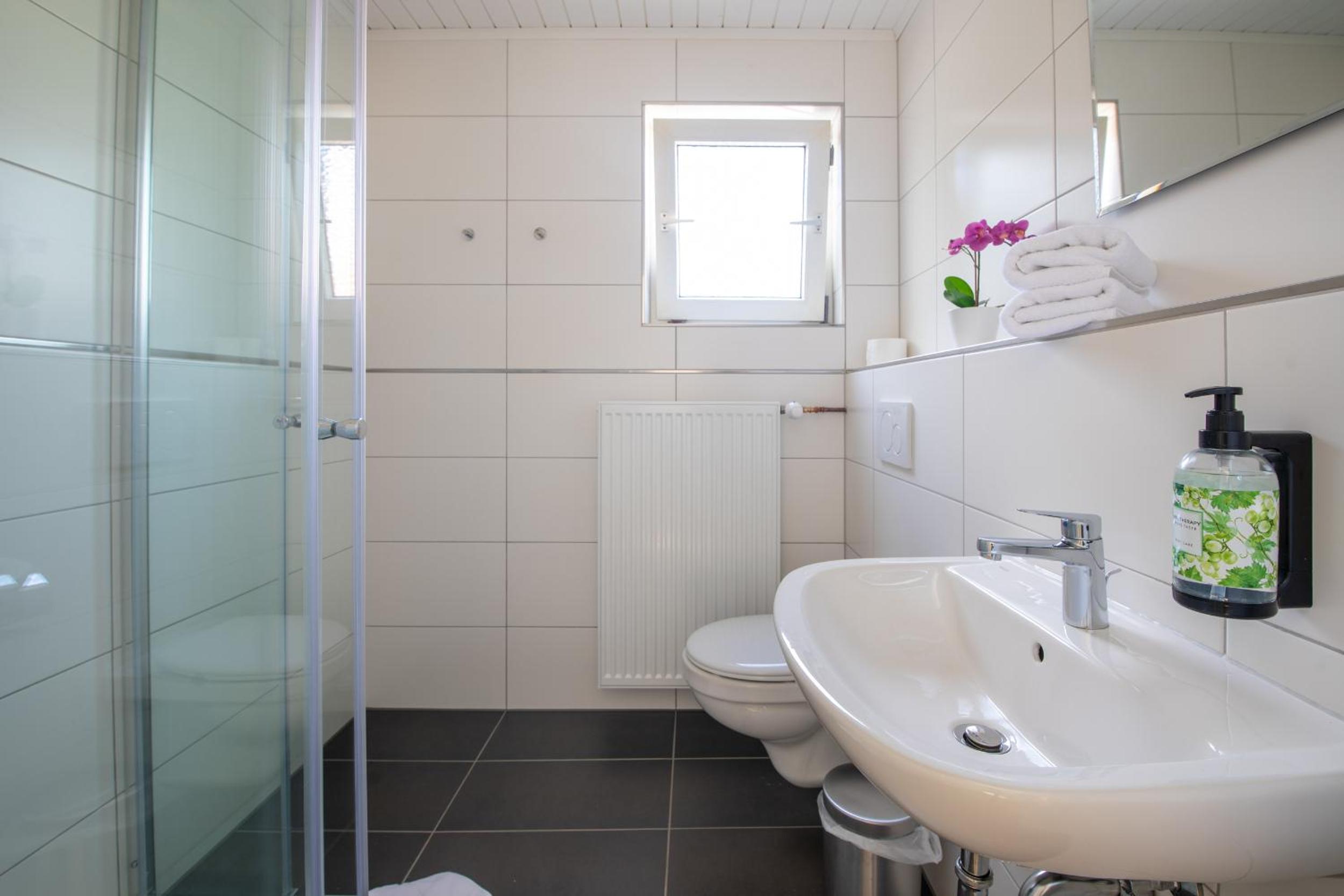 Double Room with Private Bathroom - Photo 10