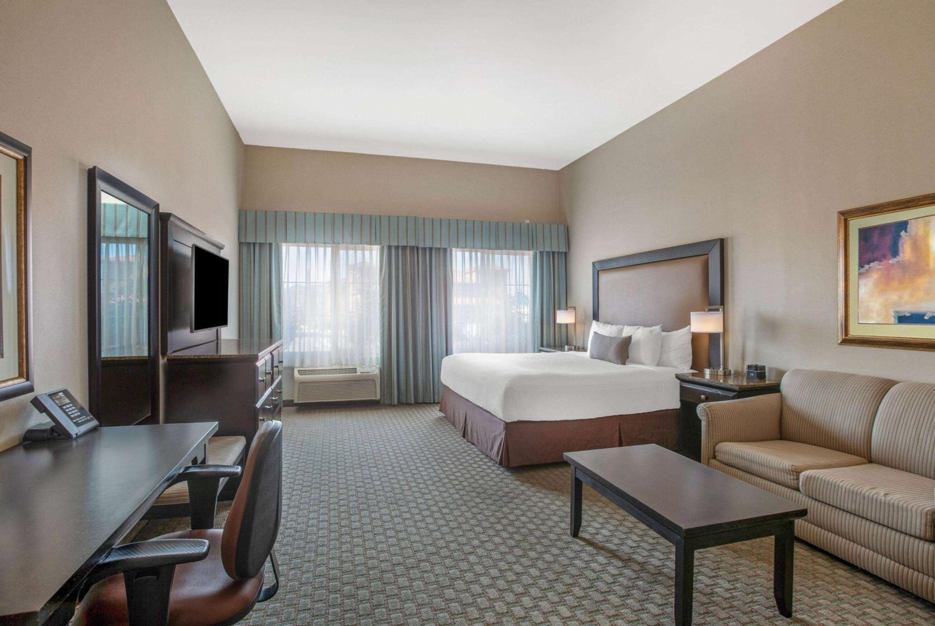 Executive King Room with Sofa Bed - Photo 2